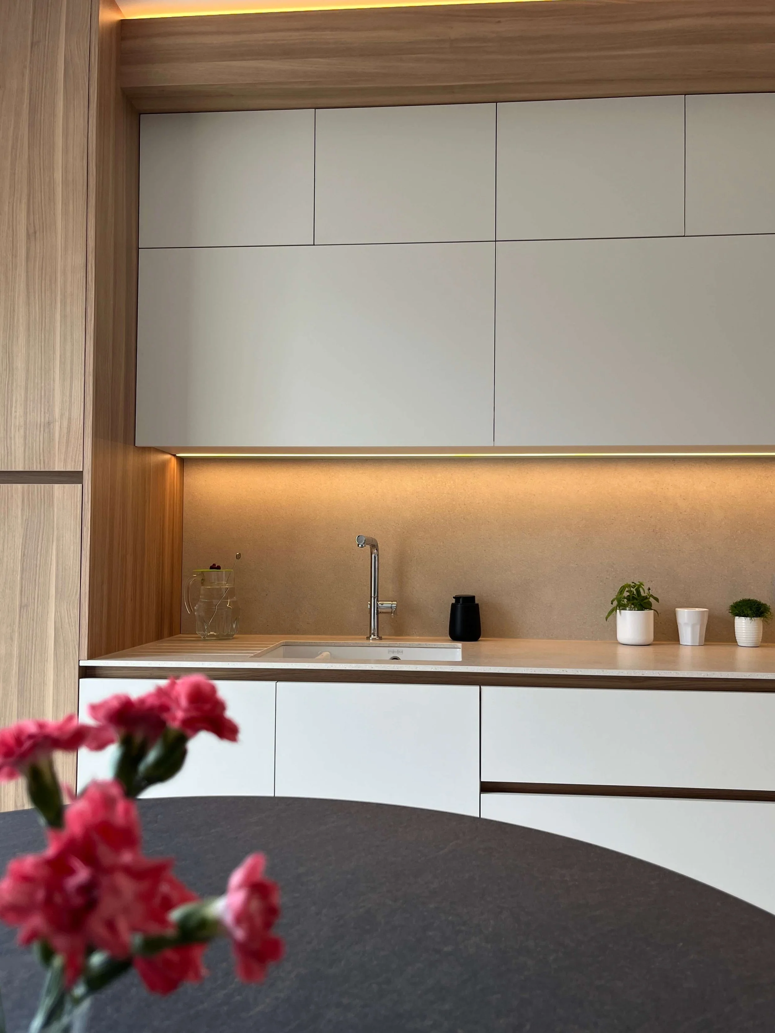 calepinage contemporain et rangement optimisé - placard fonctionnel
