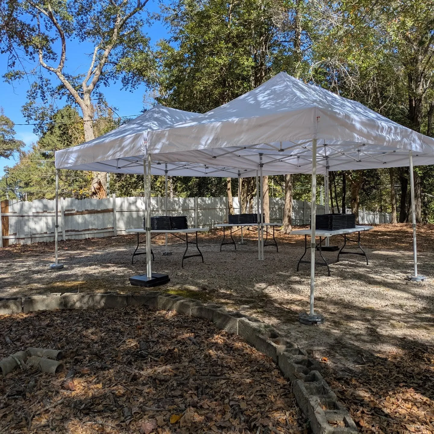 Our 20x20 duo pop up tent combo is a great last minute choice when you need to provide your guests with a little comfort from the 🌞 and light 🌧️!