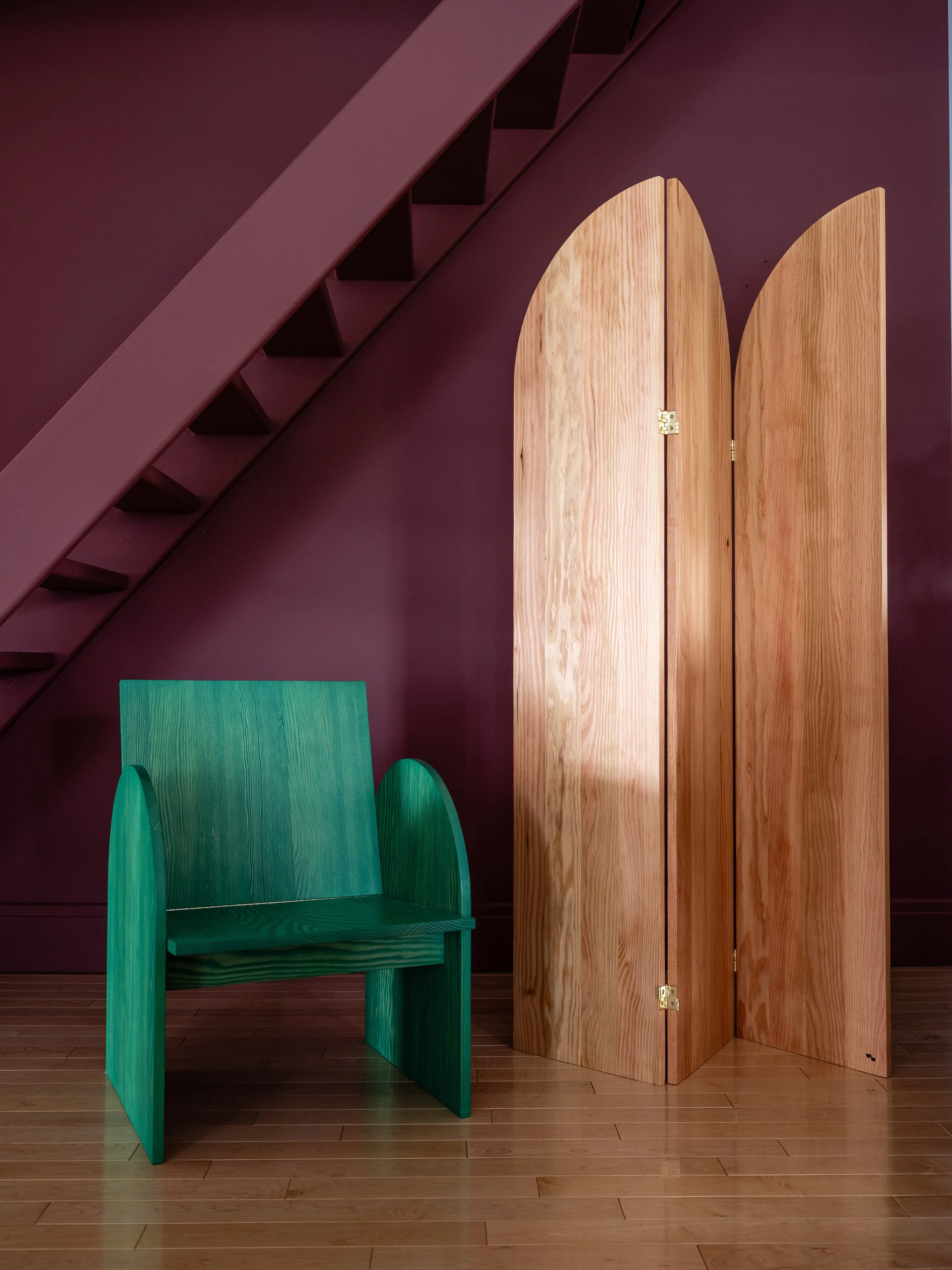 Bouquet de fleurs roses posé sur une surface en bois clair.