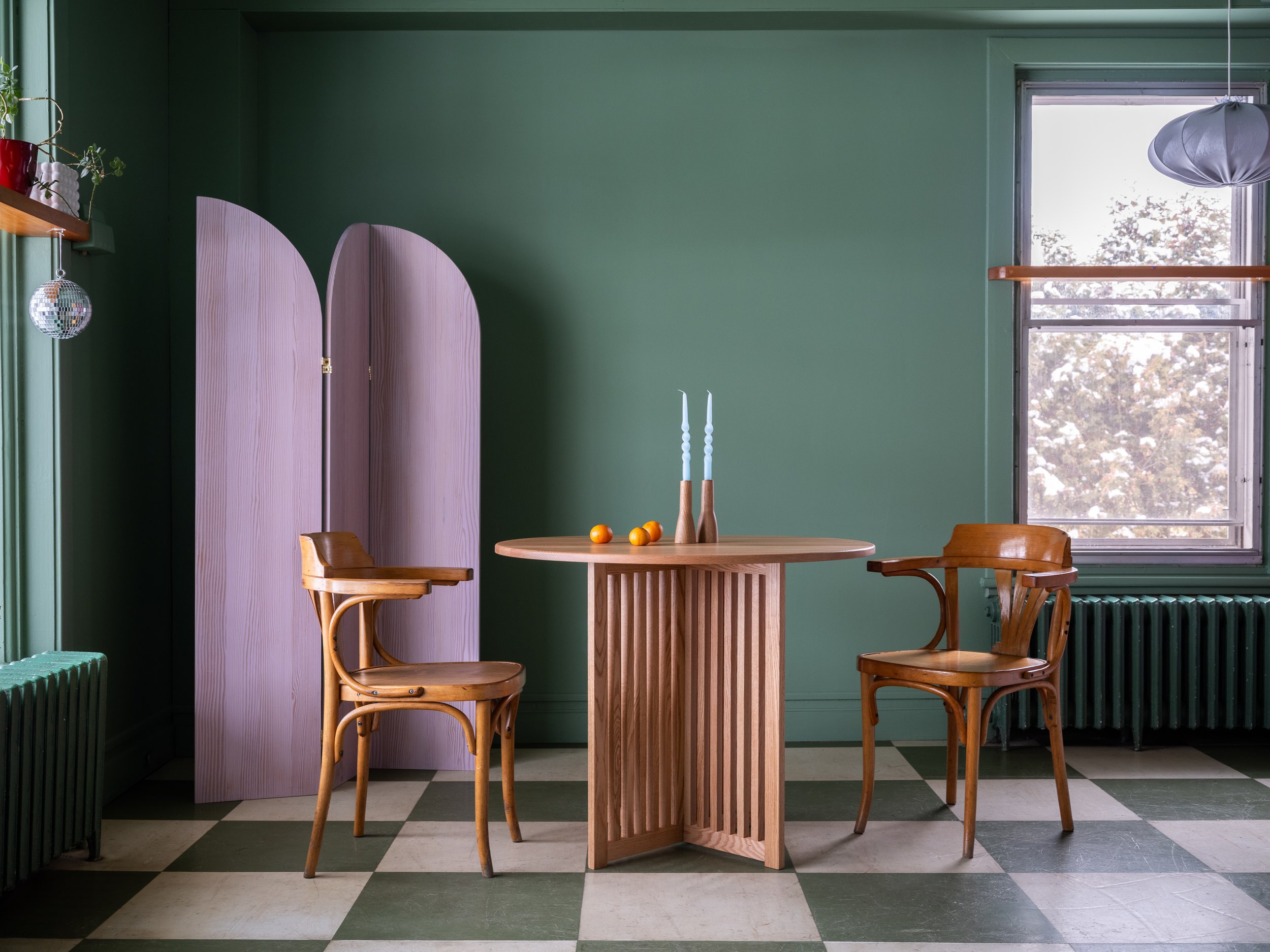 Bouquet de fleurs roses posé sur une surface en bois clair.