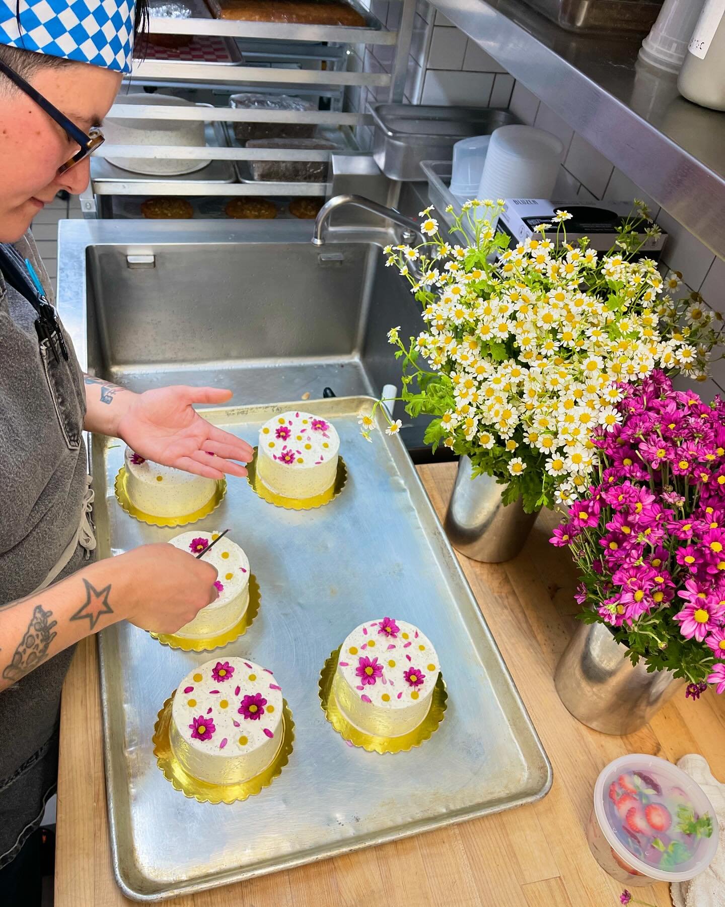 these cakes are so cute, I cry 🥹🎂💐🥹💞 @hootie57 and @saam.robinson put out a most extra pastry case this morning (mango tres leches cake almost ready!)

happy mamas day 💜 the little cake is a today-only special 💜 lavender milk tea sponge cake w