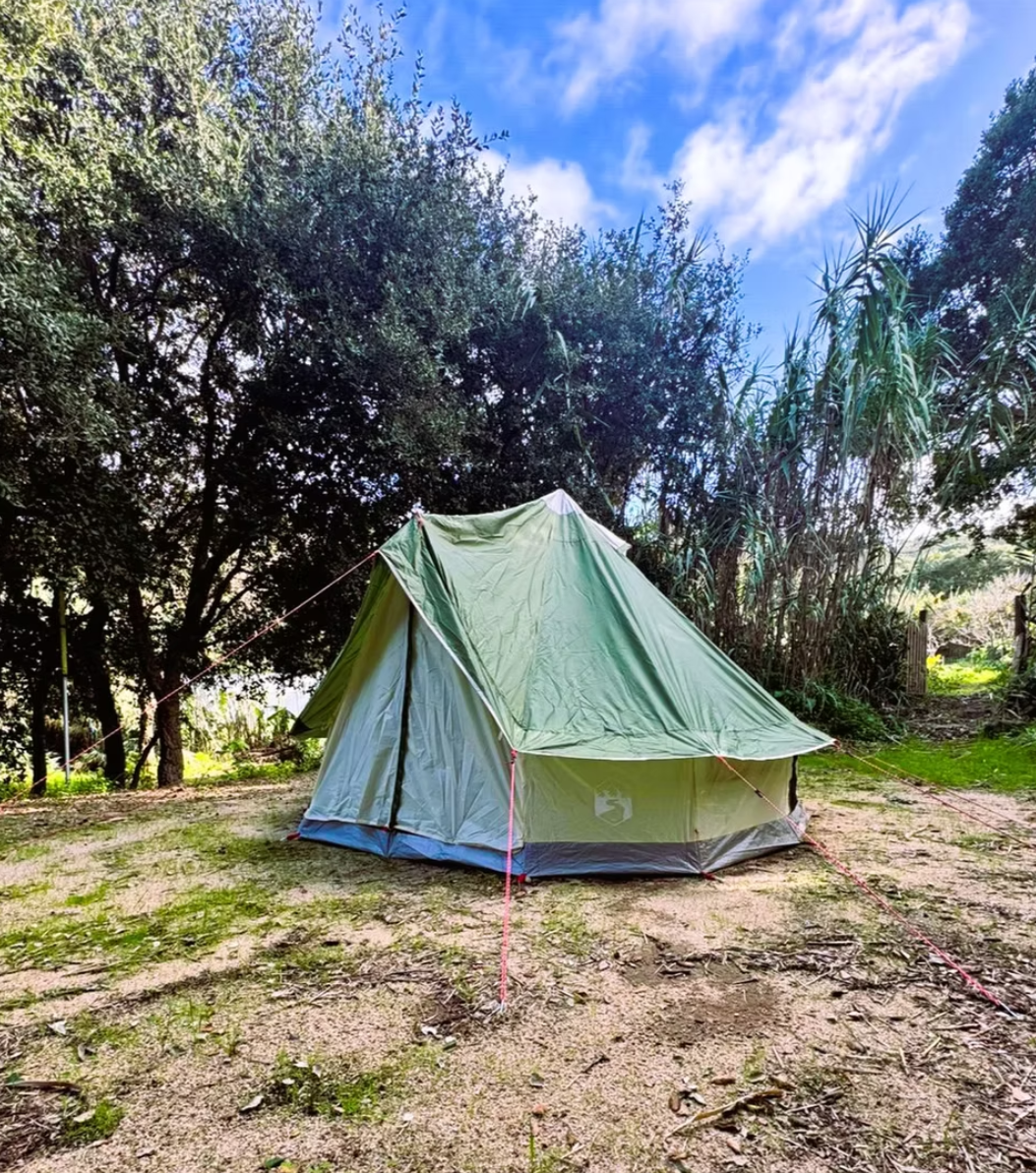 Bell tent - for a comfortable camping experience.

6 available / 490 € course fee including the tent rental. It comes with all beddings.
