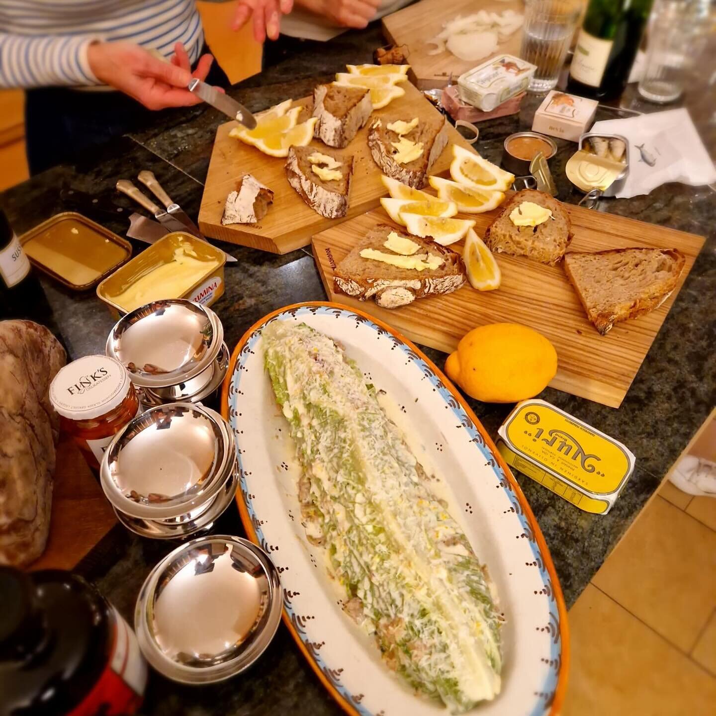 Fish &amp; Wine &amp; Friends 
Best @nuri_sardine and the most delicious Cantabrigian anchovies with fresh sour dough bread and butter. What more do you want? So grateful for my lovely #drinksgiving friends. ❤️