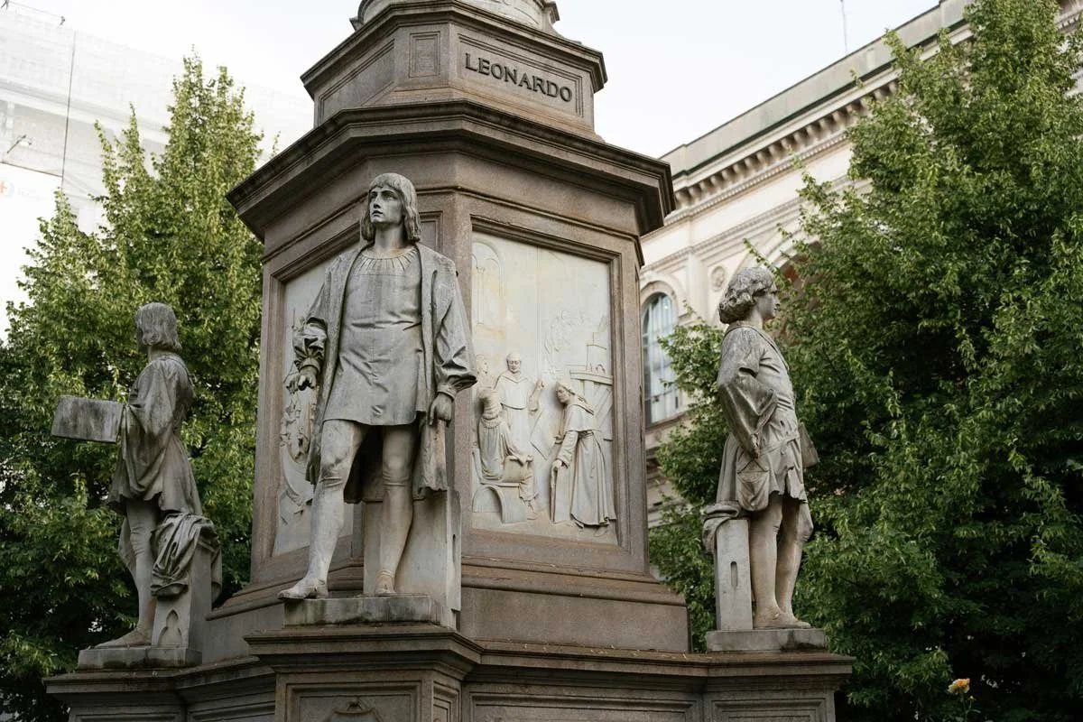 leonardo-pupils-statue-da-vinci-monument.jpg