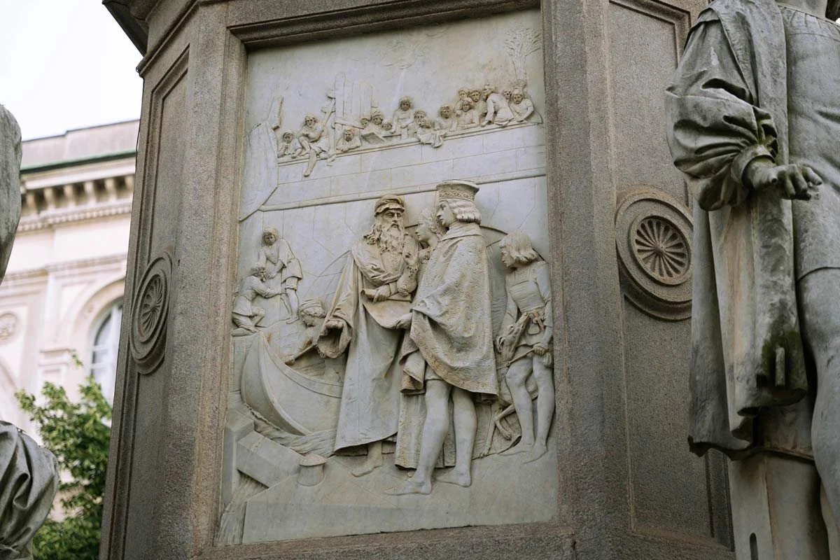 Monument to Leonardo.jpg