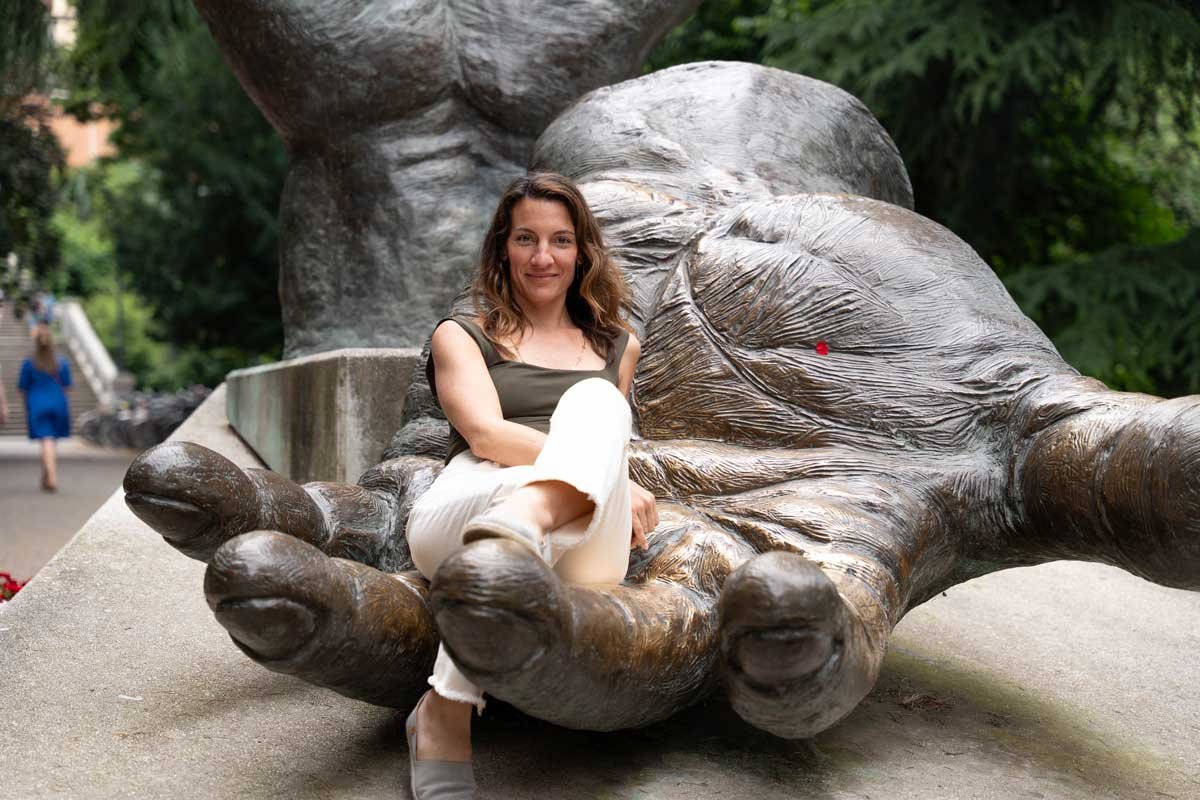 genevieve-hand-statue-como.jpg
