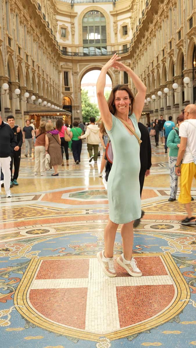 genevieve-spinning-galleria-vittorio-emanuel-ii.jpg
