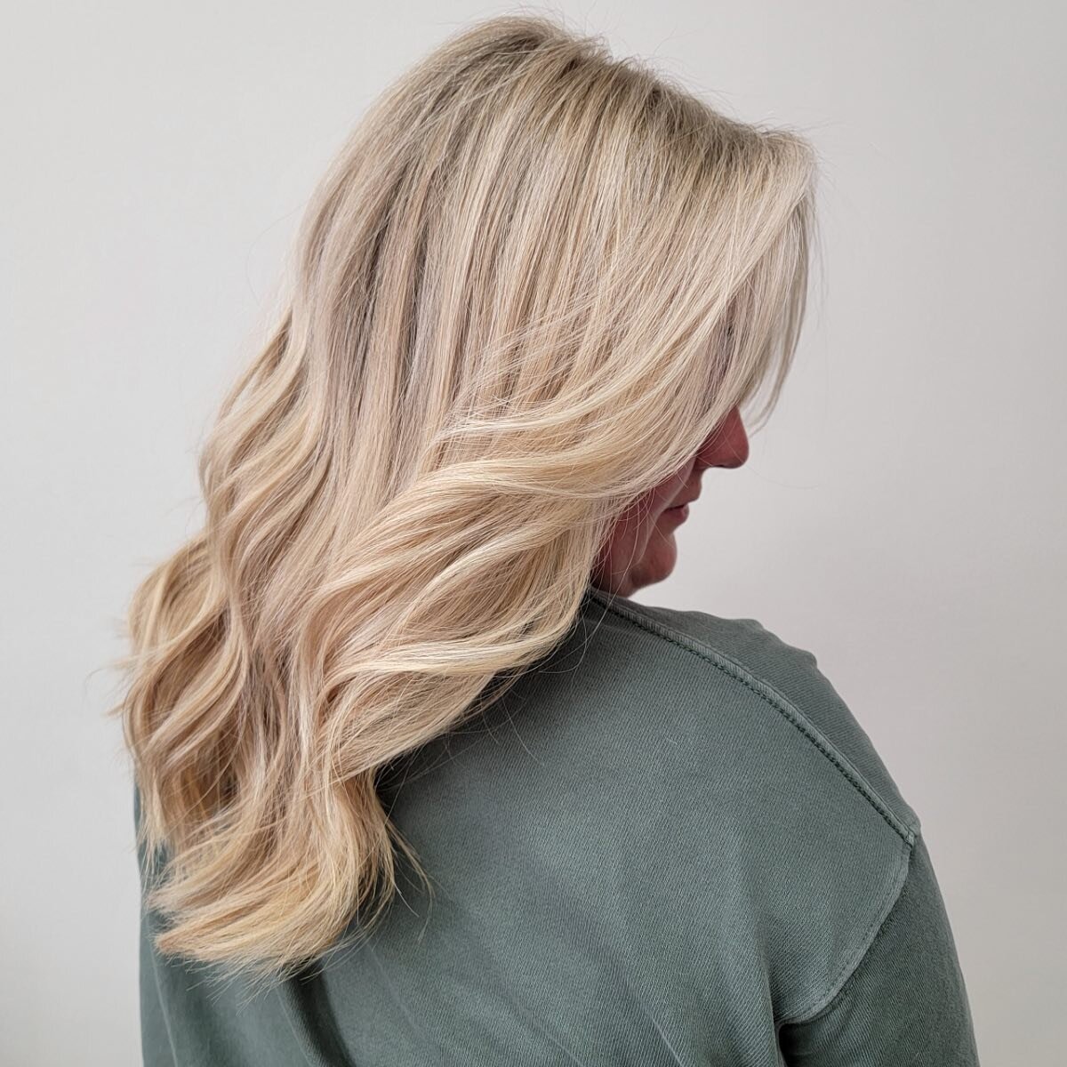 What do we do on our days off?  Each other&rsquo;s hair😂 Full head of Highs for @styledbycait_  by @katsabs✨☀️✨
&bull;
&bull;
&bull;
#goldwellapprovedus #shadeseq #blonde #olaplex #stoneharborsalon #southjerseyhairstylist