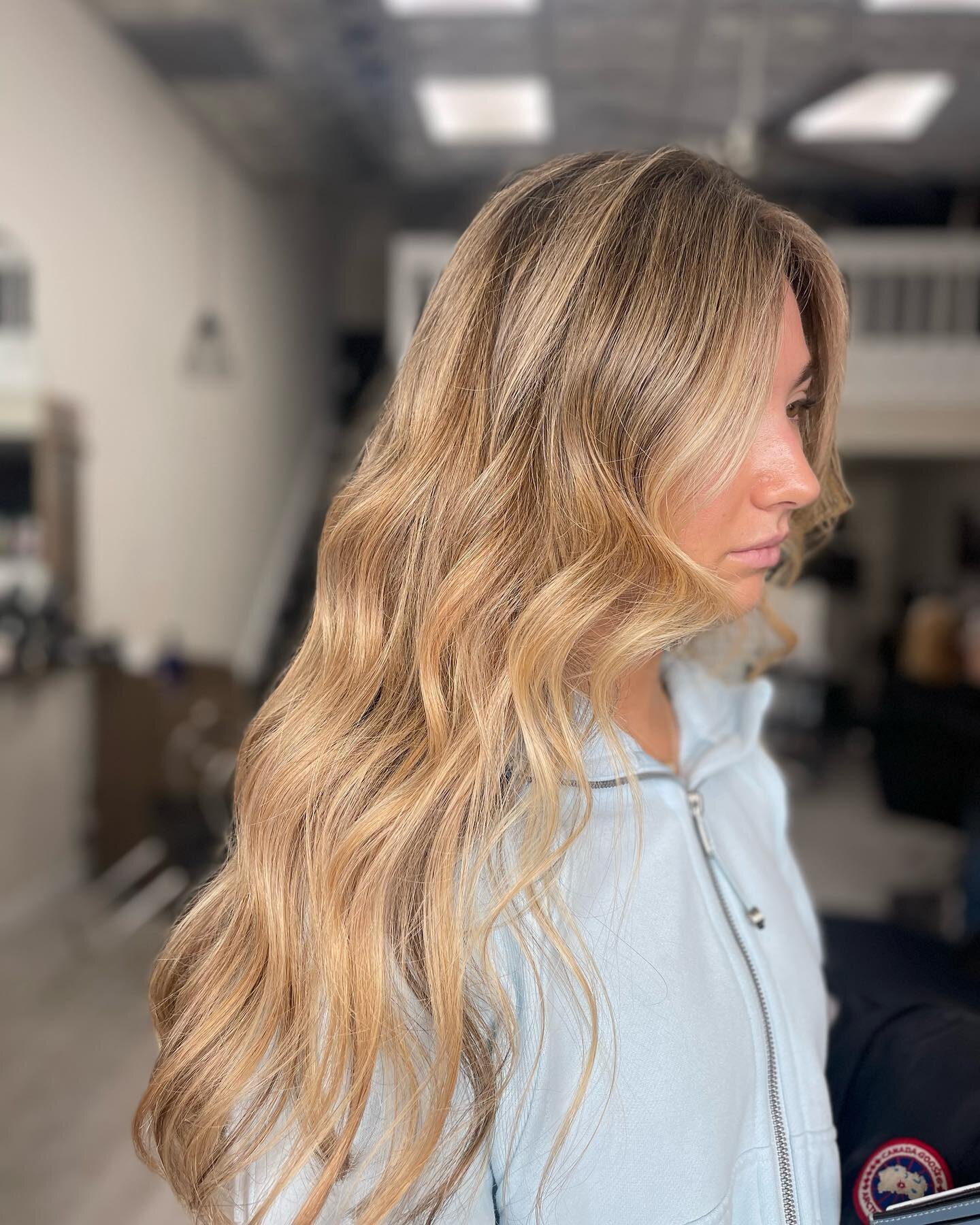 Warmer days are coming☀️Fresh spring color and cut by @styledbycait_ 
&bull;
&bull;
&bull;
#balayage #redkenobsessed #goldwellsilklift #olaplex
#southjerseyhairstylist #stoneharborsalon