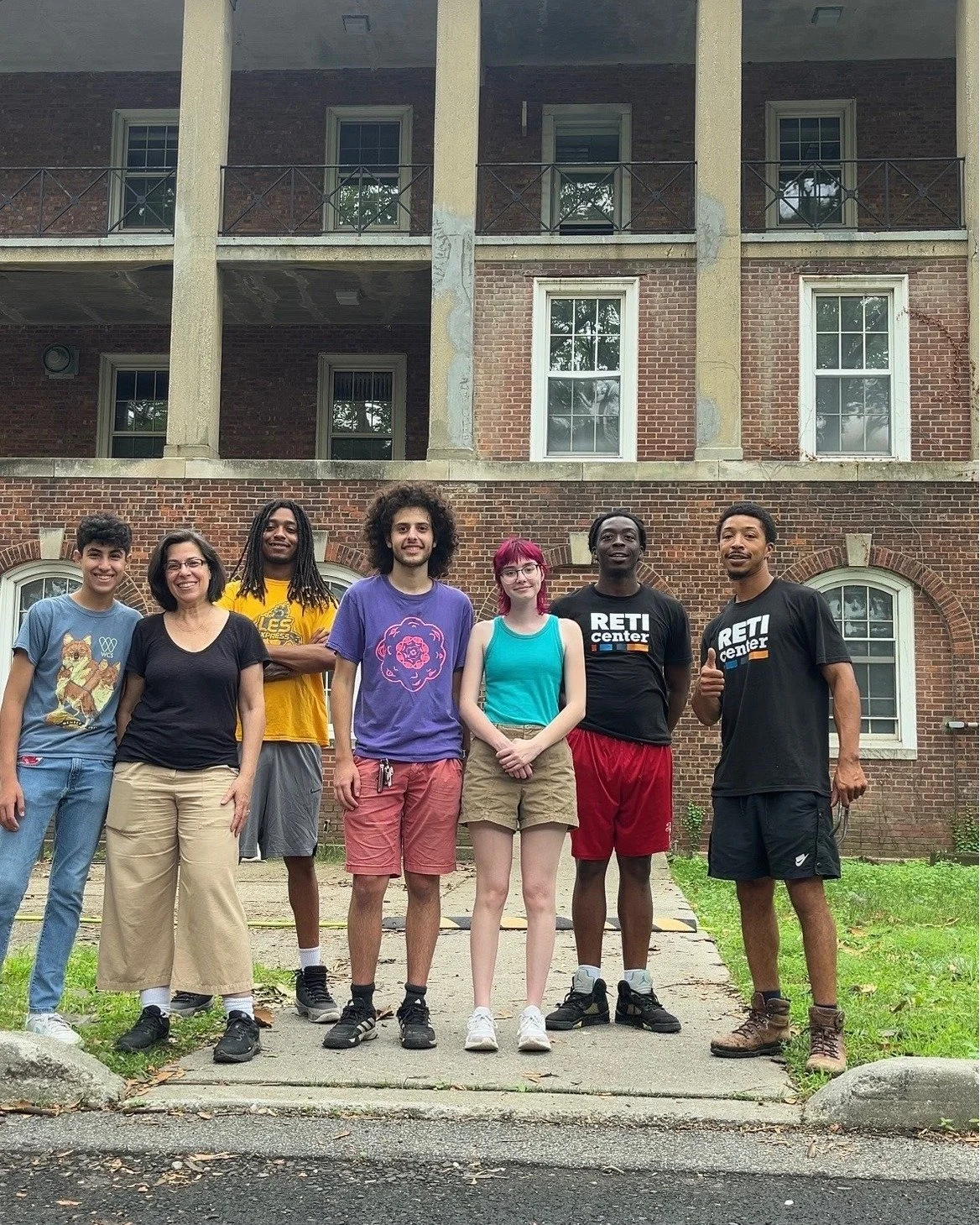 Dream team! Thank you to our volunteers for helping us out with our floating garden project on @governorsisland! ☀️ Congrats to the 8th graders at @harborschoolbk! Check us out in @redhookstarrevue!