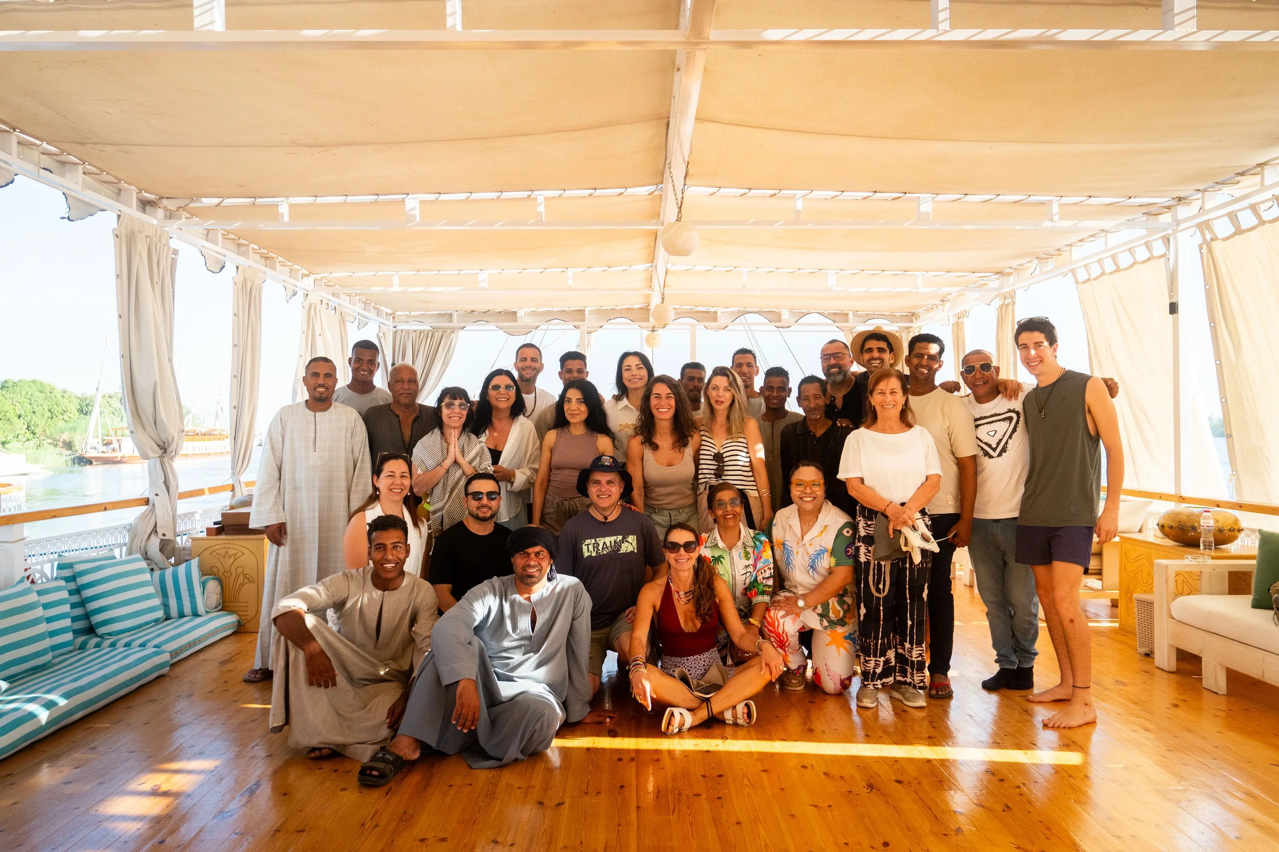 Templo antiguo en ruinas con columnas de piedra, en un día soleado con cielo azul, y algunas personas visitando.