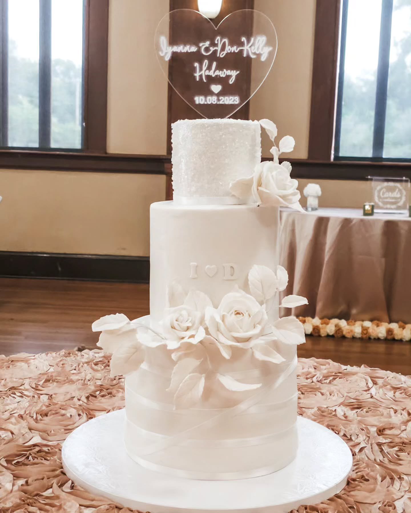 All white beauty for a beautiful couple..
Congratulations  to the Hardaway! 
May you grow in love and light....
.
.
.
.
.
#allwhiteweddingcake #weddingcake #crumbgoddess #crumbgoddesscake #cake #cakeoftheday #tampcakes #tampaweddings #sugarflowers
#s