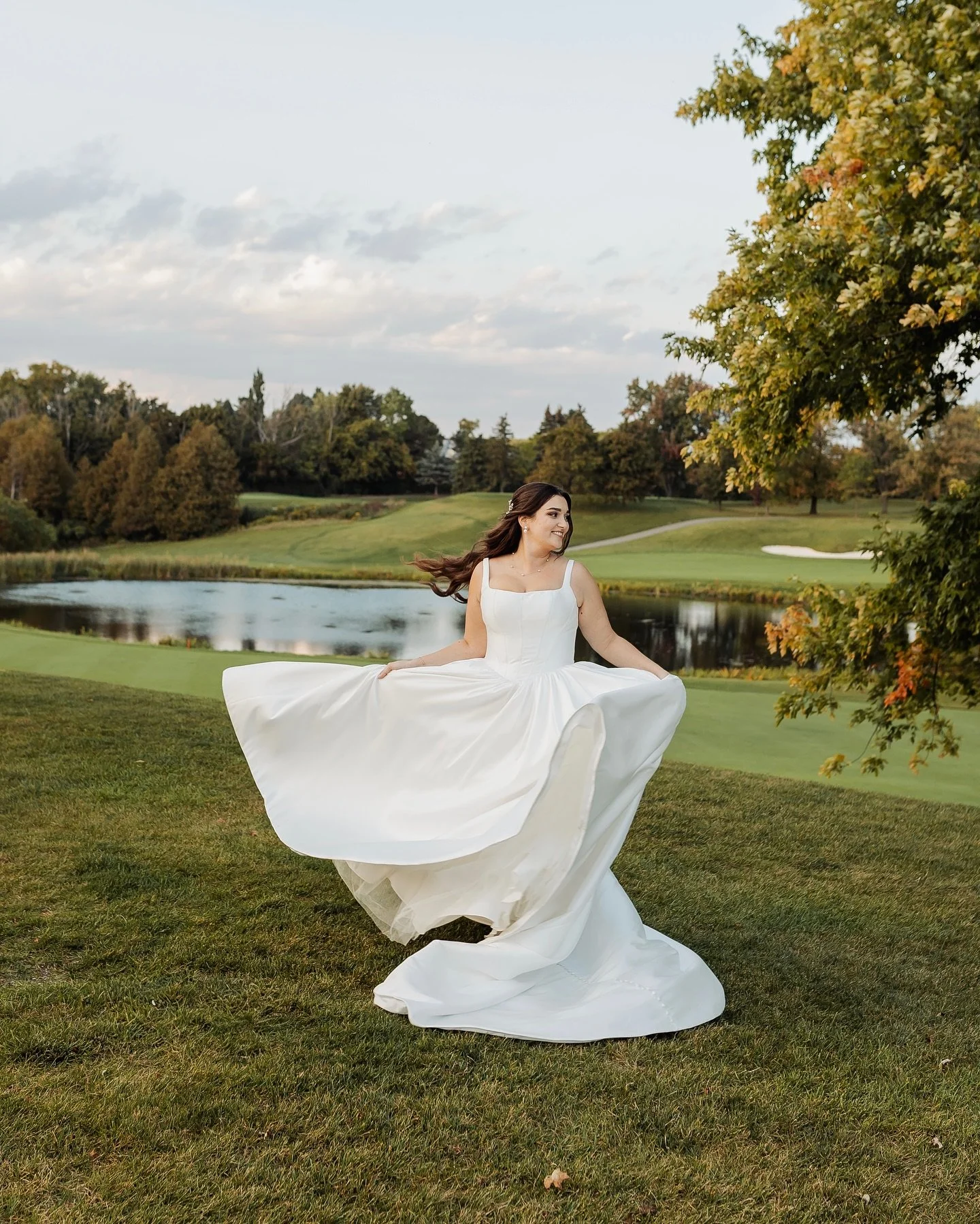 ANASTASIA + SAM🍾

Venue @carryingplacegolf 
Couple @anastasia.tik 
Wedding Planner @michaelaelizabeth.creative 
Make up @facesbytess 
Wedding dress @heirloomsbridal 
Florist @theso_events_decor 

#LuxuryWedding #LuxuryWeddingsToronto #TorontoLuxuryW