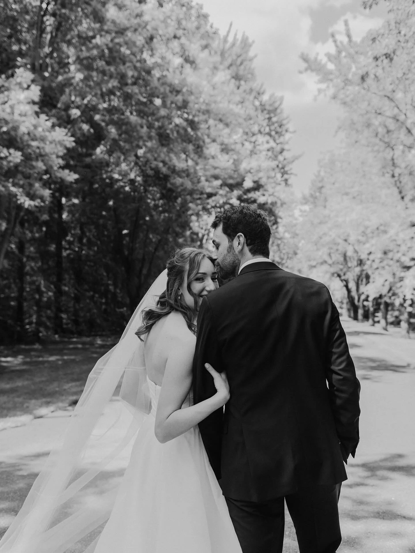 Roslyn x Tanner

A beautiful day spent with Roslyn &amp; Tanner 🤍 From quiet smiles to big laughs, every second felt like pure joy.

Bride @rozmainland
Wedding Venue @rosevilleestate
Floral happilyecoafter
DJ @jericarosepro