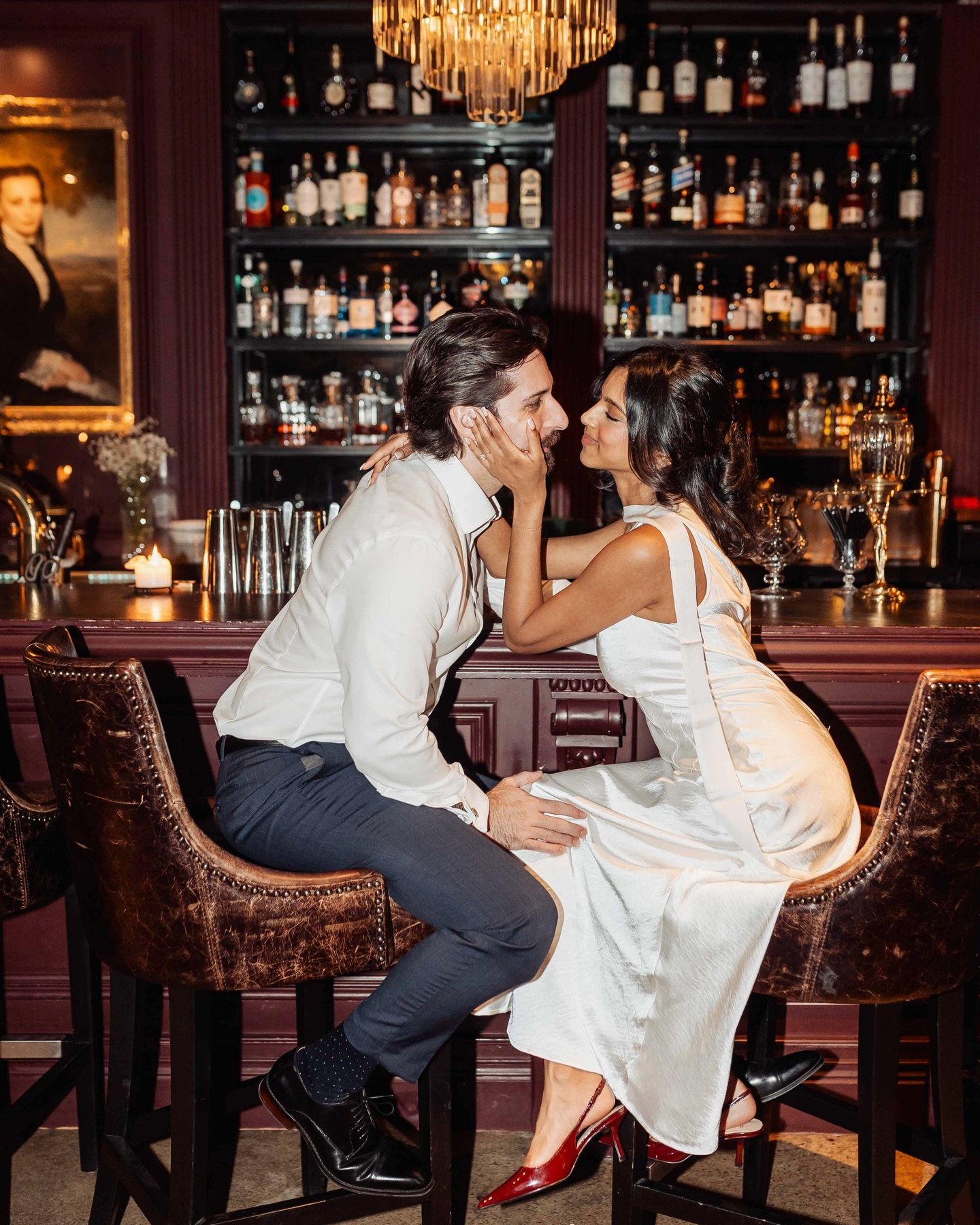 How cozy is this indoor cocktail bar shoot👏🏻

@barcomptonave is so amazing for any indoor vibe!

ZAIRA + FRANK we are so excited to capture your wedding story this year! 

Comment below if you love &ldquo;indoor&rdquo; or &ldquo;outdoor&rdquo; E sh