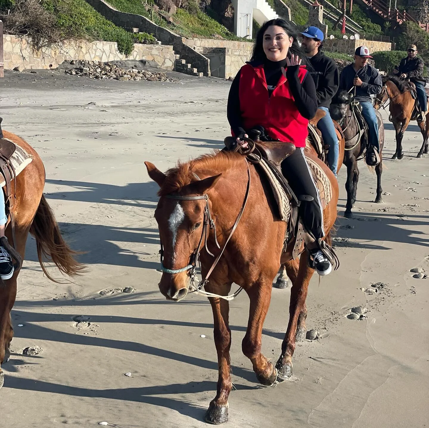 #felizcumplea&ntilde;os Vanessa ~ gracias por hacer el paseo con nosotros un nuevo birthday tradition! 🐴🇲🇽🤠

#horsesbyjose #horsebackriding #horsebackadventures #horseriding #ensenada #playalamision #cabalgata #cabalgando #beachride #getoutside #