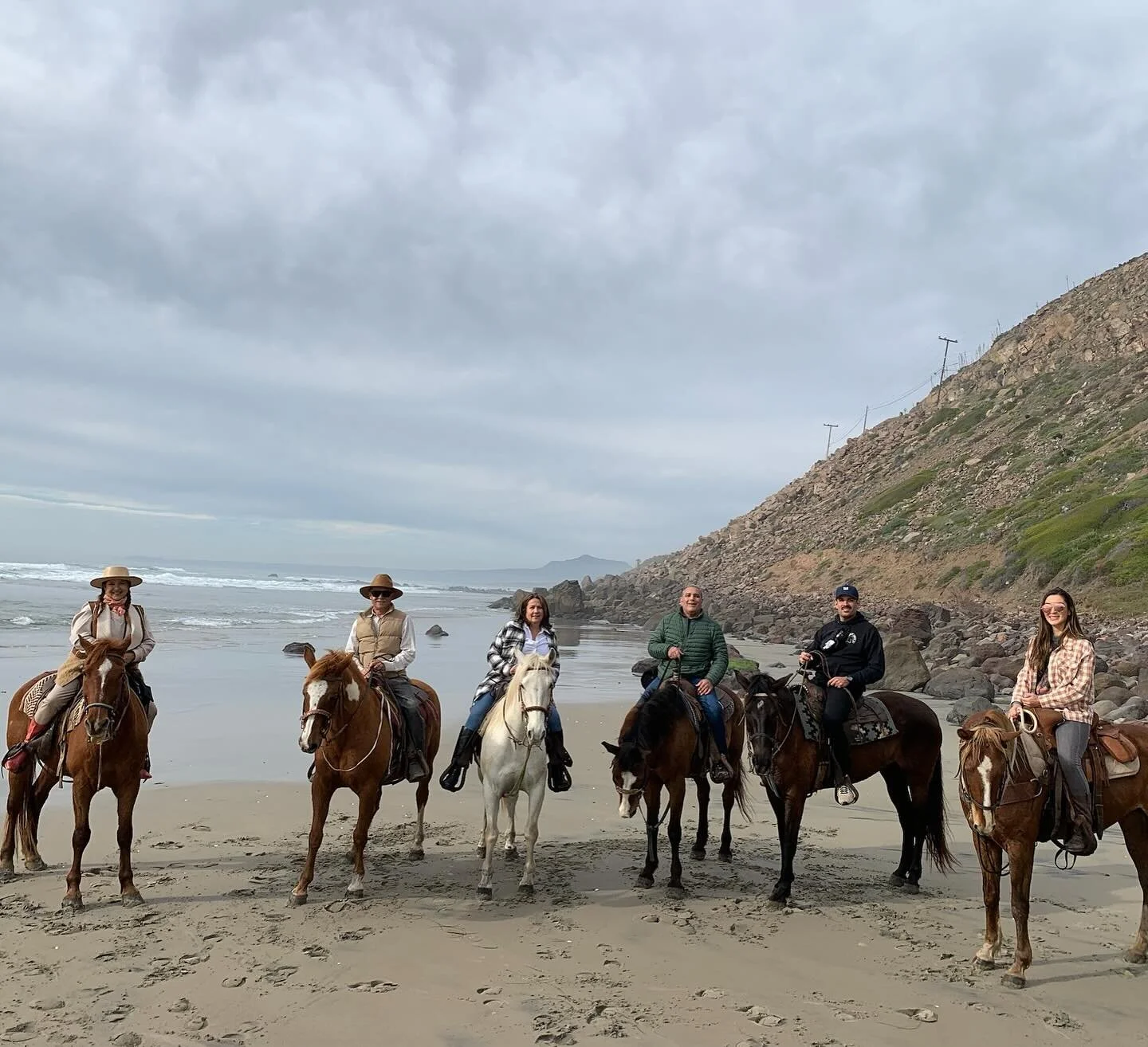 Cabalgando con la familia 🐴🇲🇽🤠

#horsesbyjose #horsebackadventures #horsebackriding #ensenada #playalamision