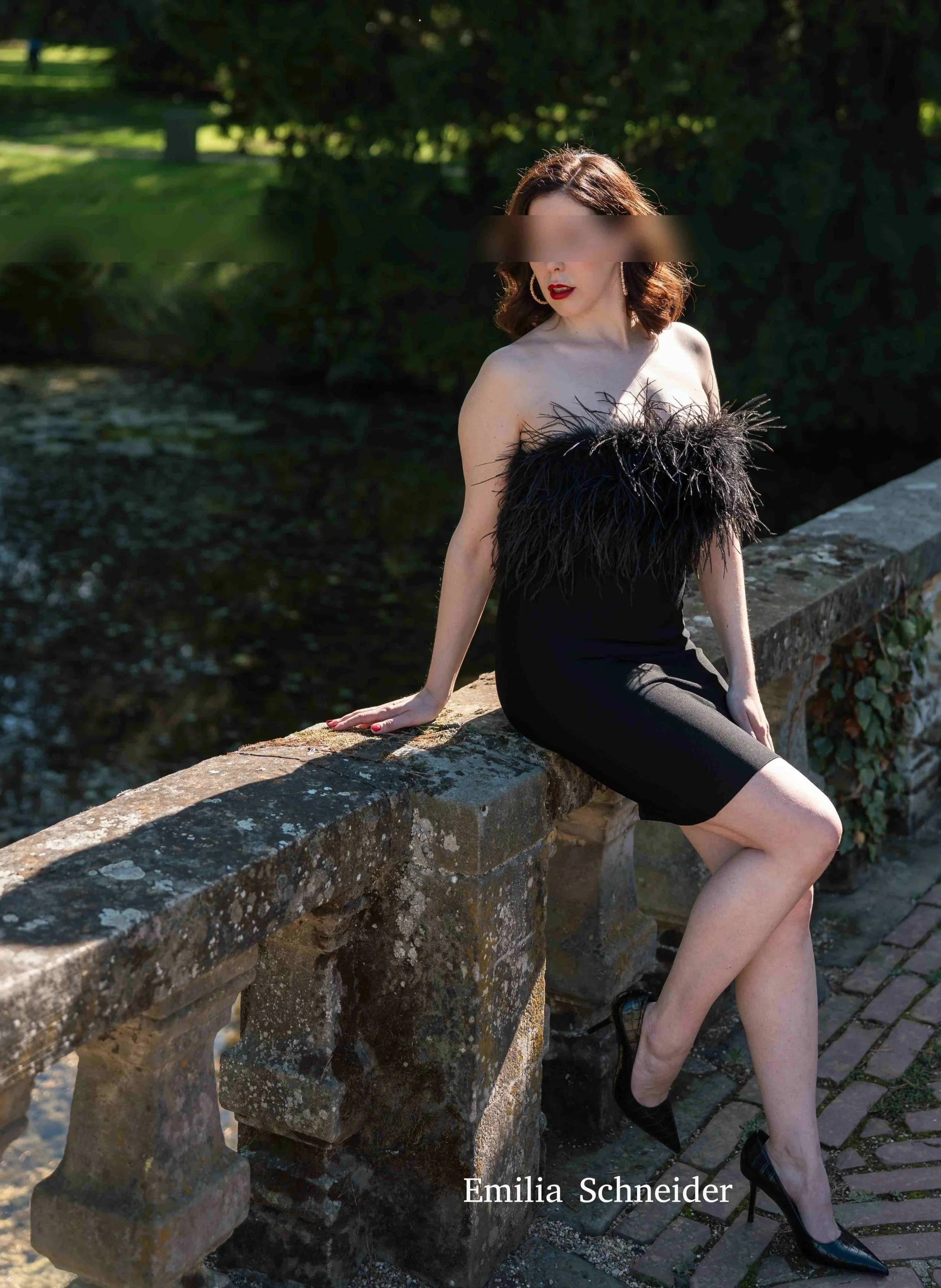 Escort Emilia in einem Eleganten Kleid im Garten