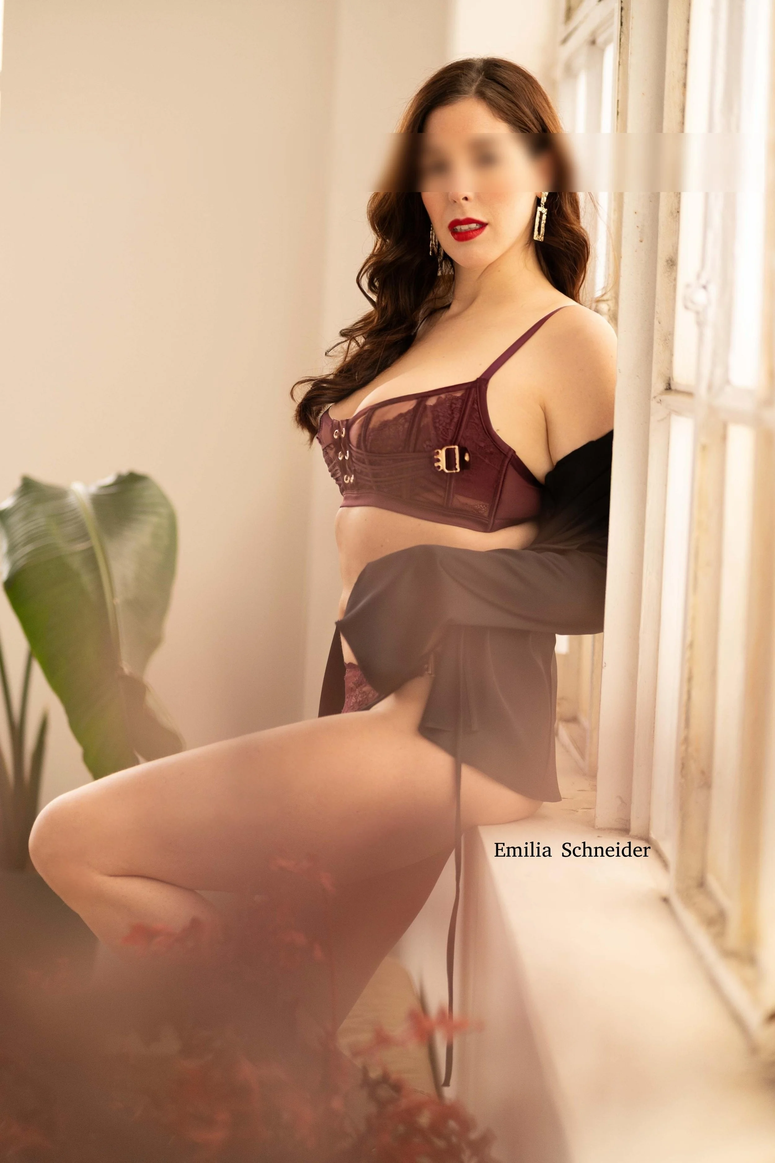 Emilia Schneider In Dessous und Bluse am Fenster. 