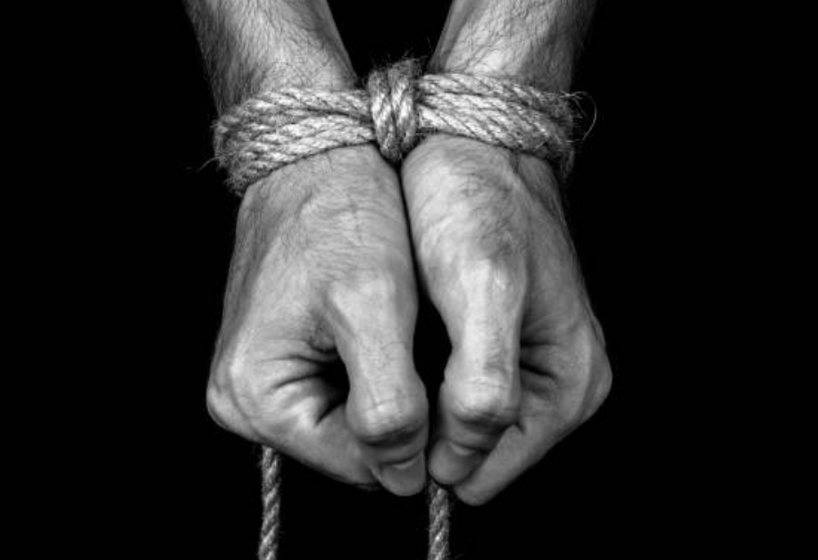 Gefesselte Männerhände mit Bondage-Knoten bei einem intensiven Fesselfetisch-Rollenspiel mit Emilia Schneider