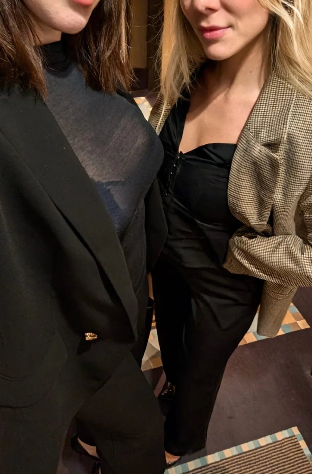 Emilia und Isabella als Duo Escort Düsseldorf, in Schicken Outfit.