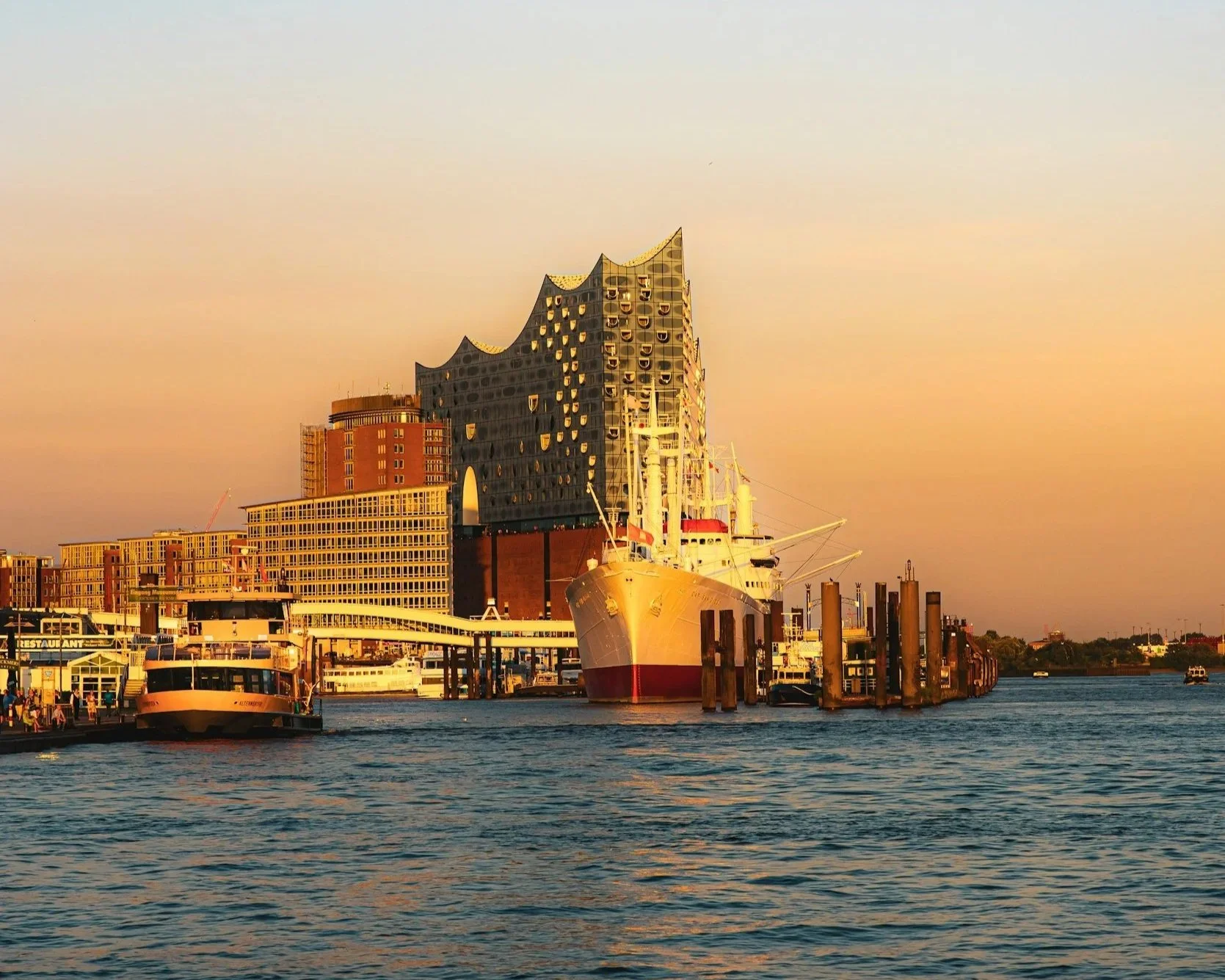 Luxuriöse Fetisch-Escort-Begleitung in Frankfurt und Hamburg – Business-Eleganz, hanseatische Romantik und leidenschaftliche Sinnlichkeit.