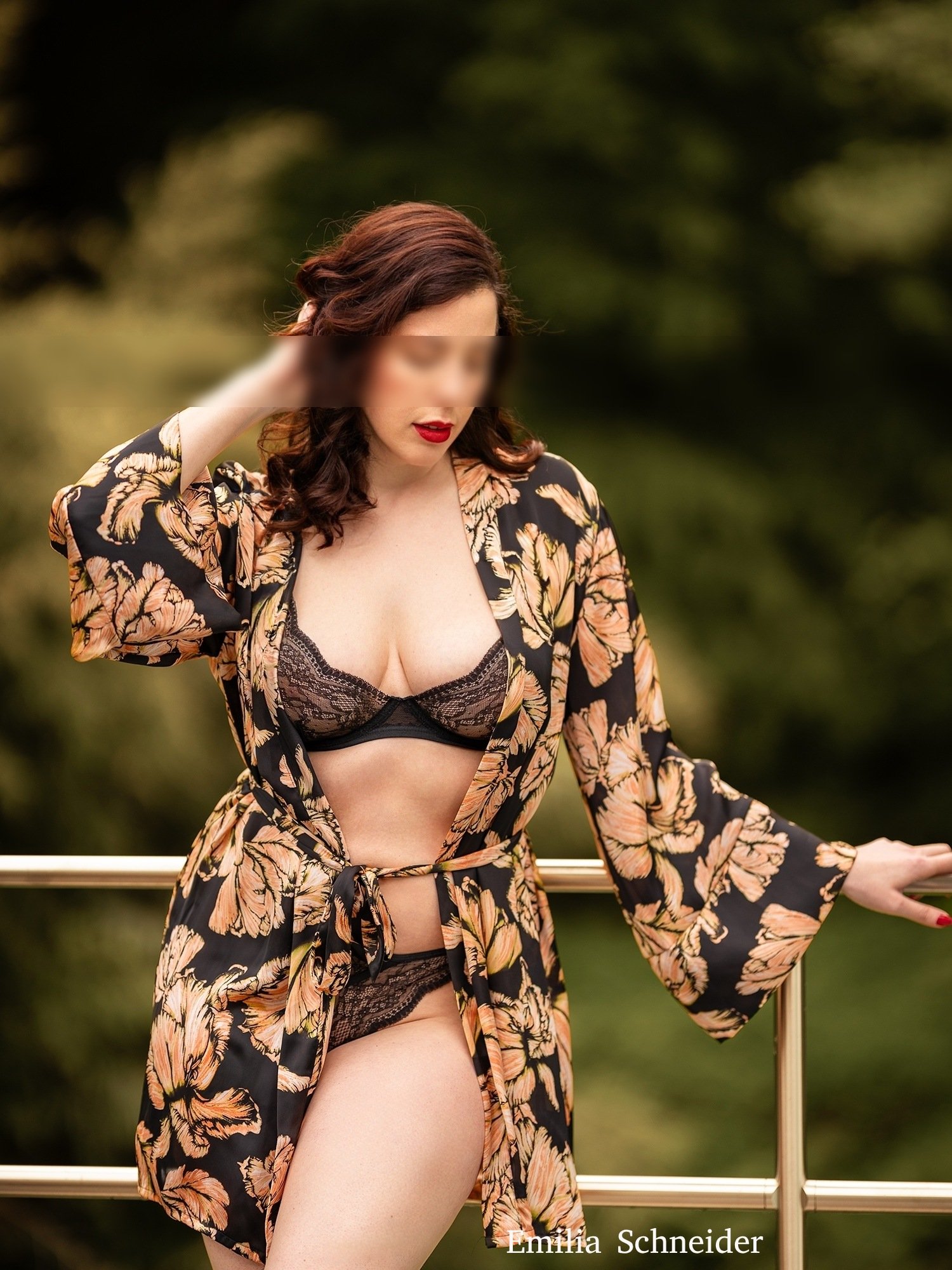 Independent Escort NRW in einem Kimono und Dessous Outdoor.