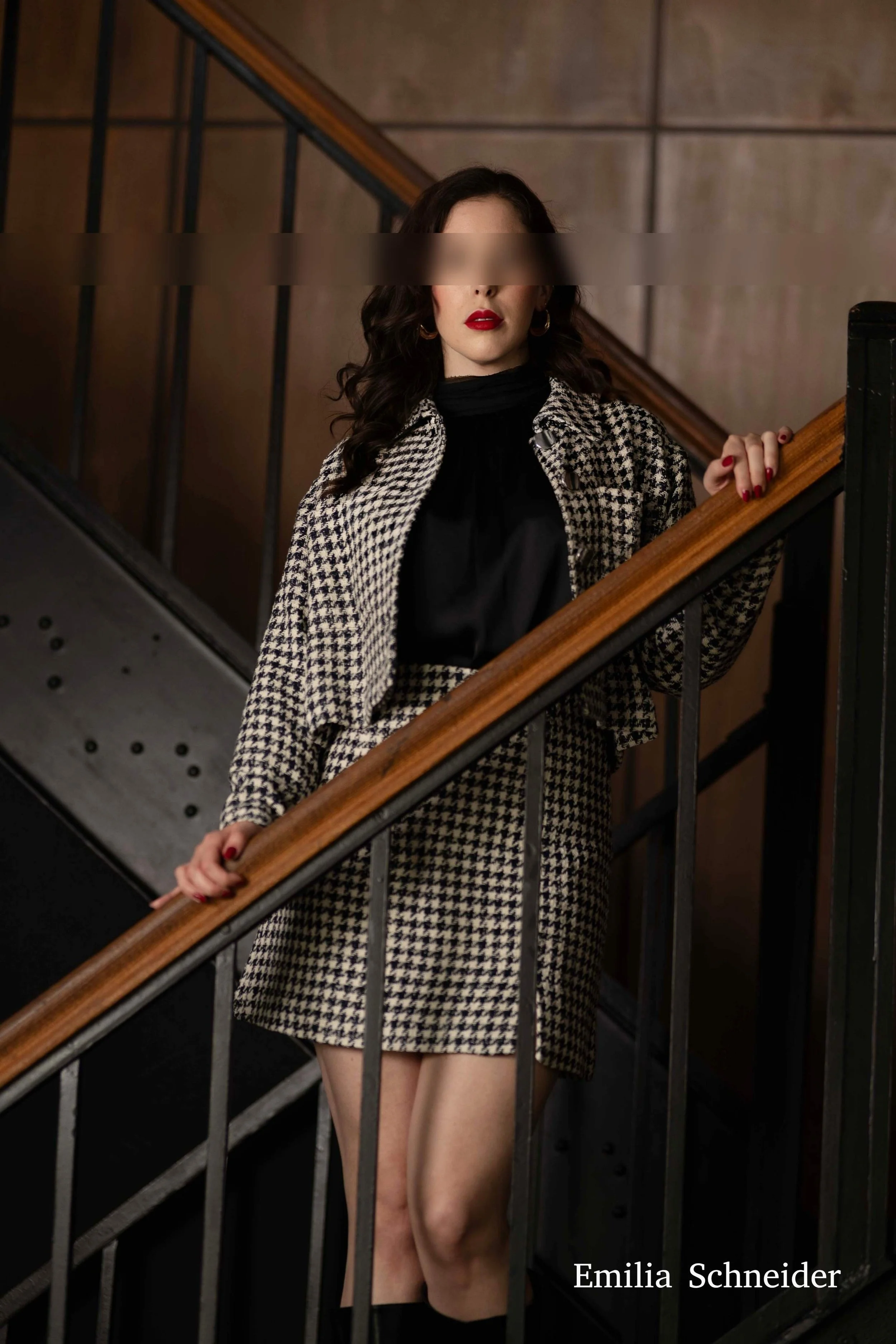 Emilia Schneider in einem schönen Hosenanzug an einer Treppe.