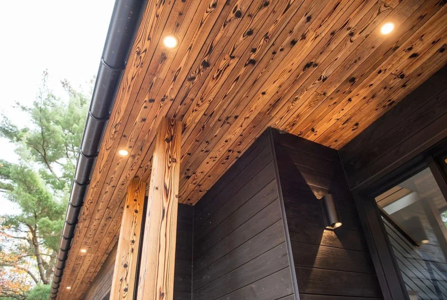 Loving the appearance of the Shou Sugi Ban @nakamotoforestry siding paired with their Pika Pika yakisugi treated in natural oil. The door was crafted by @sirakwoodworking, with design work by @mbarchdesign.⁠
⁠
#rootsbuildersvt ⁠
#finehomebuilder ⁠
#s