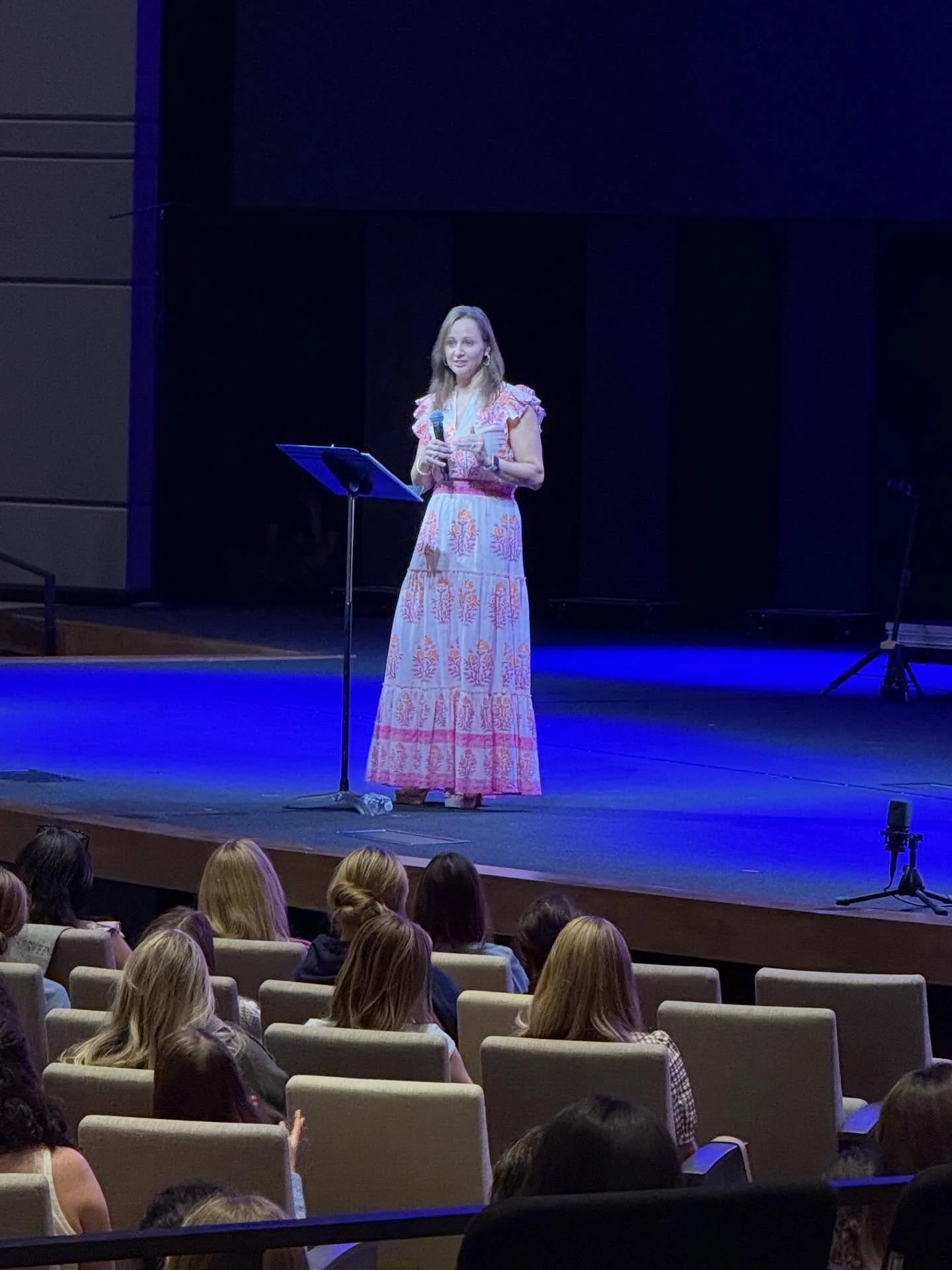 I was walking into another event last night when I saw a sign that Kari Kampakis was speaking &mdash;
so I ditched my plans (and my date 😉) and spontaneously went&hellip; even though I&rsquo;m not sure I was actually invited. 😂
I&rsquo;d just recen
