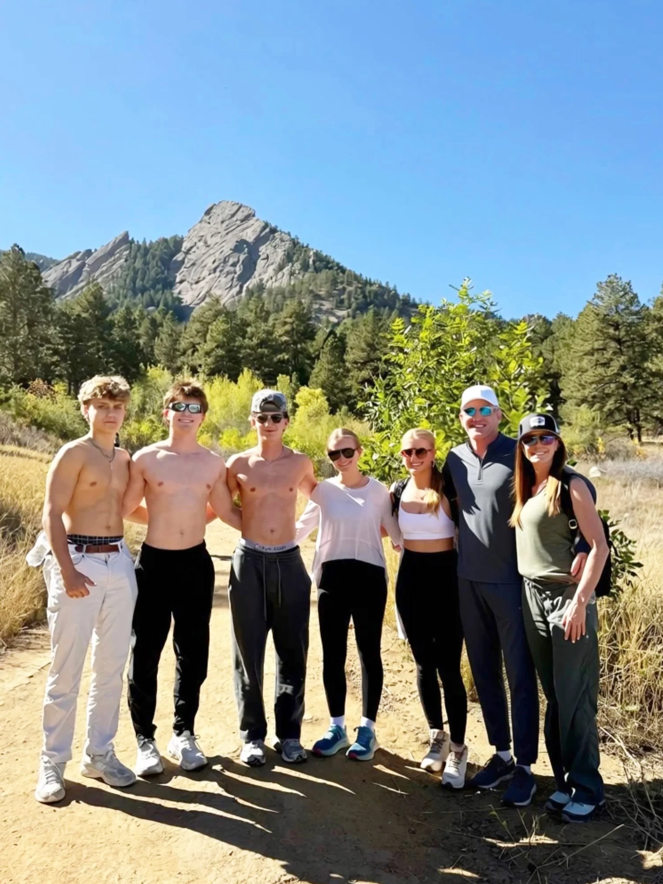 💕🏔️ Family weekend CU Boulder! 🦬🖤💛 Bringing all our love and hugs to see our college girl 🥹❤️🤗 And celebrating that my daughter is also now my G Phi sister! 🌙🫶🏻🌸🎉✨The girls were so happy to spend time together and the boys had some fun ha