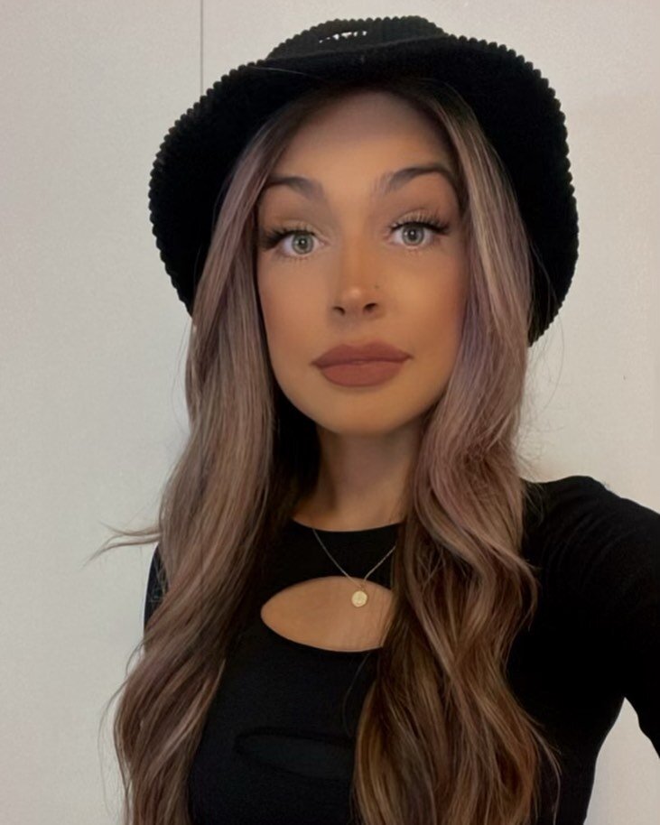 Welcome to Collective Jasmine! ✨
Jasmine is a small town girl who&rsquo;s coming to join us here in Boston to further her passion, hair! She has been in the industry for 8 years and specializes in blondes but loves all things color. Her goal is to gi