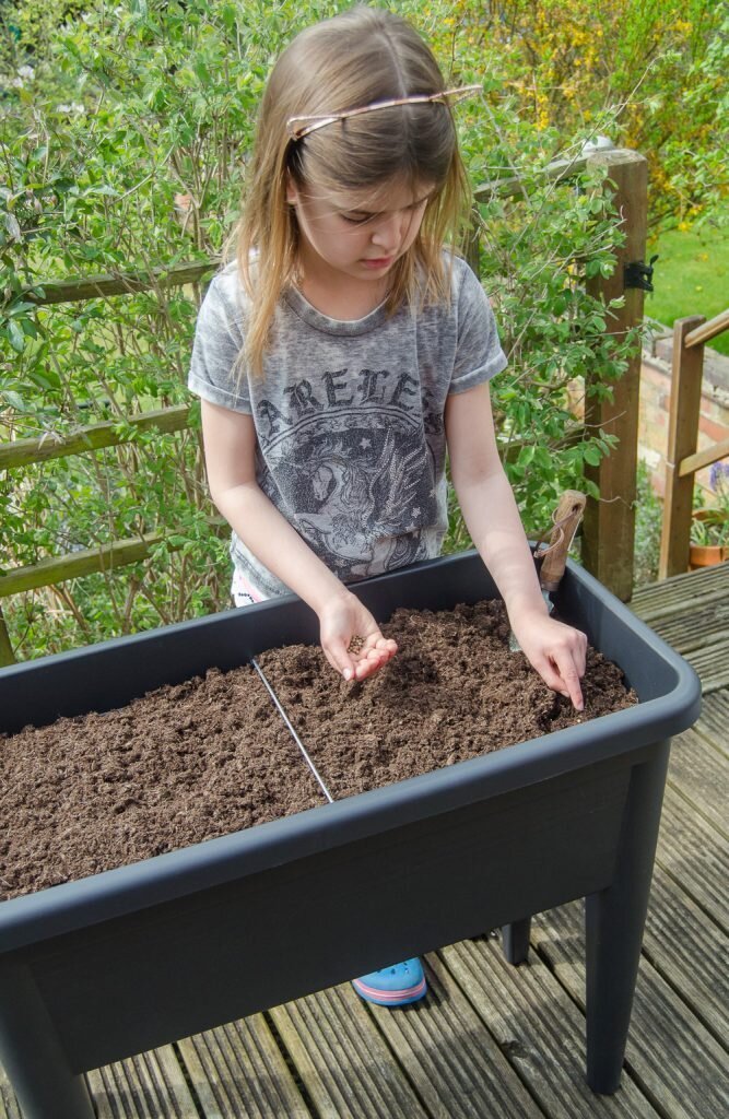Elho-Green-Basics-Grow-Table-sowing-seeds-667x1024.jpg