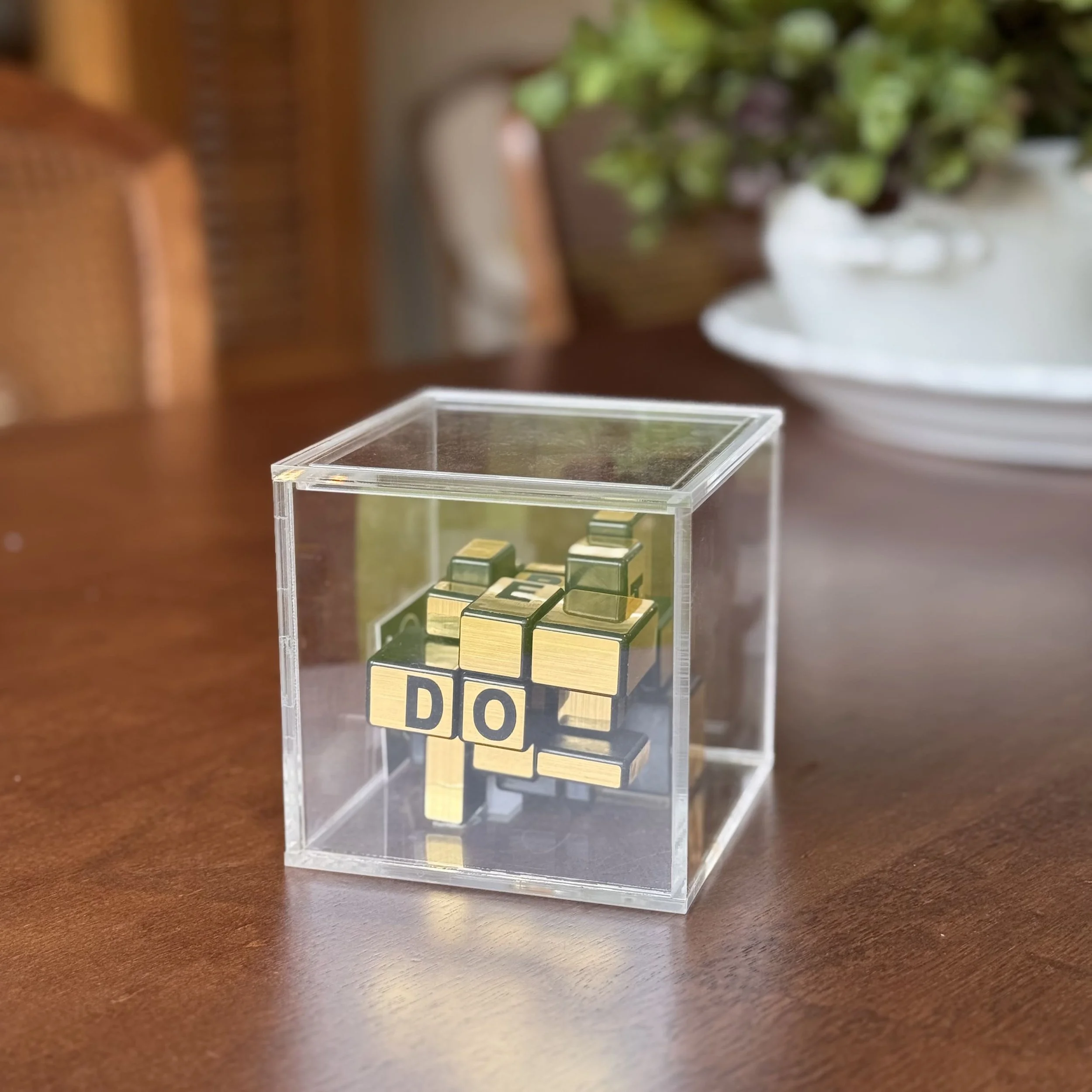 ESCULTURA CUBO DOURADO EM CAIXA ACRILICO | R$ 820,00
