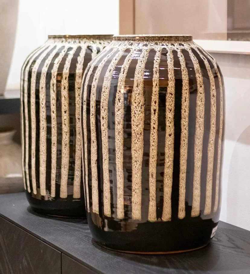 VASO DE CERAMICA PRETO E BEGE C/LISTA VERTICAL | R$ 2.364,00