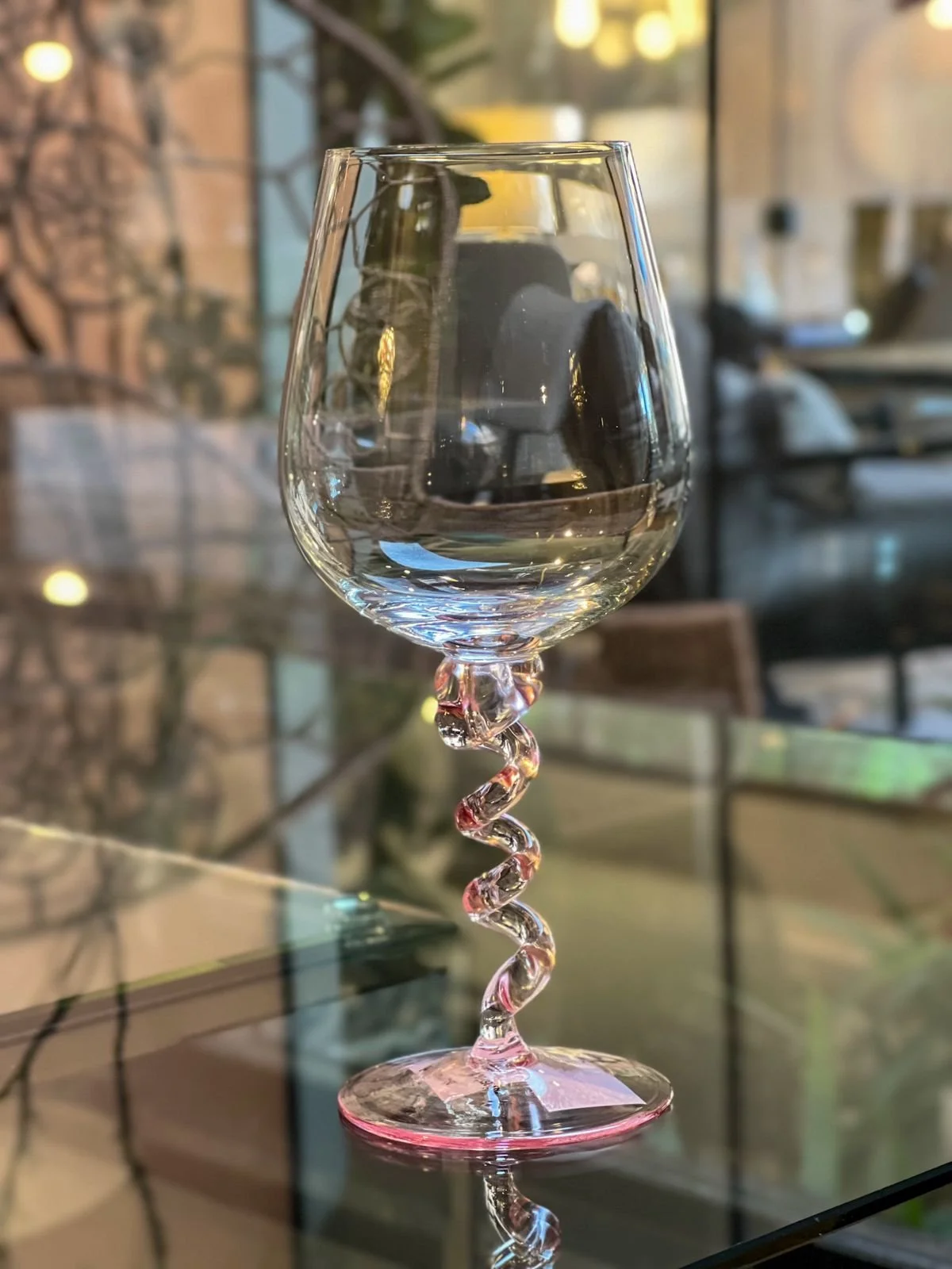 TAÇA DE VINHO HASTE ROSA RETORCIDA 06 UN     l R$100,00