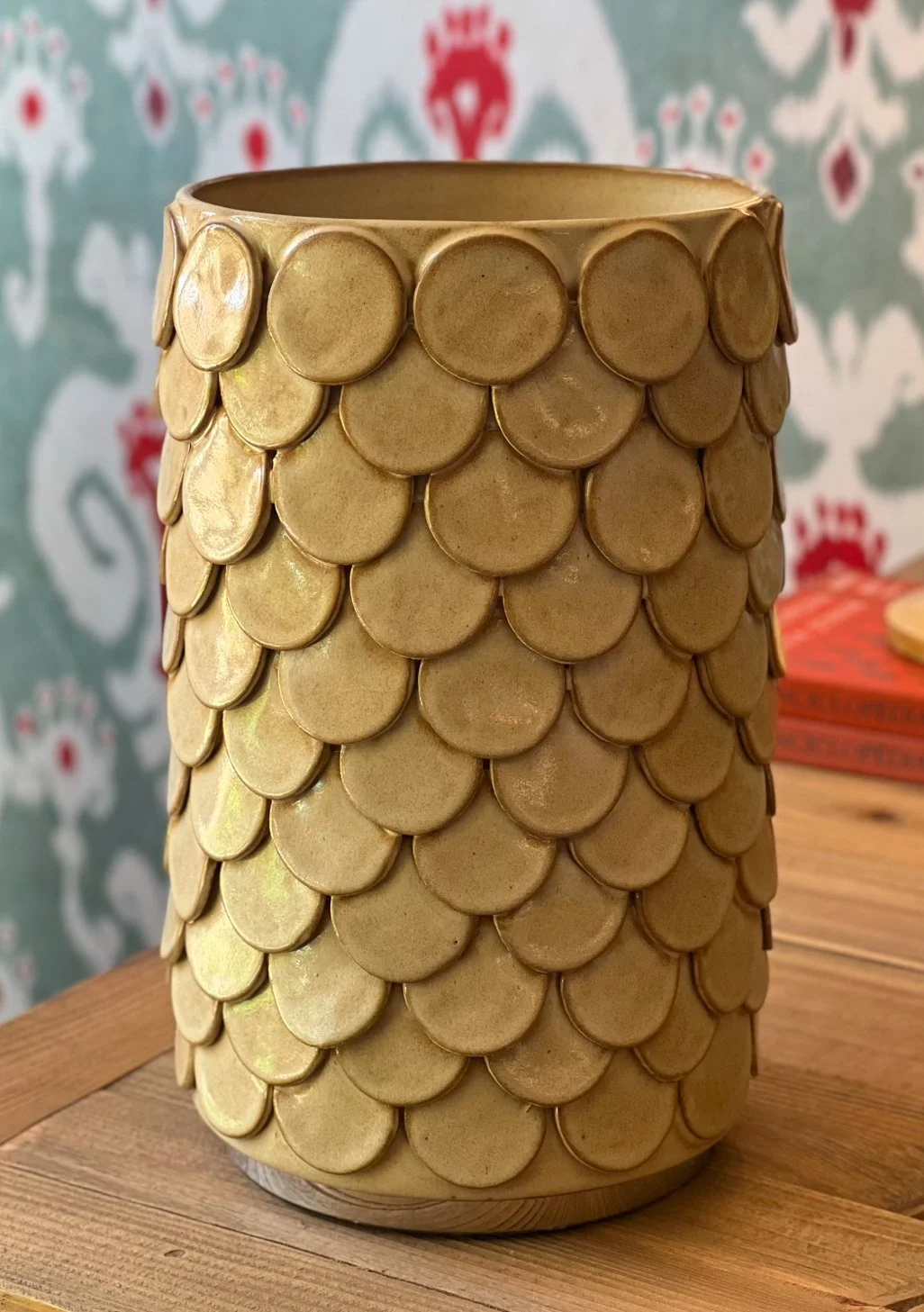 VASO DE CERAMICA M BEGE ALTO C/ESCAMAS | R$ 1.889,00	
