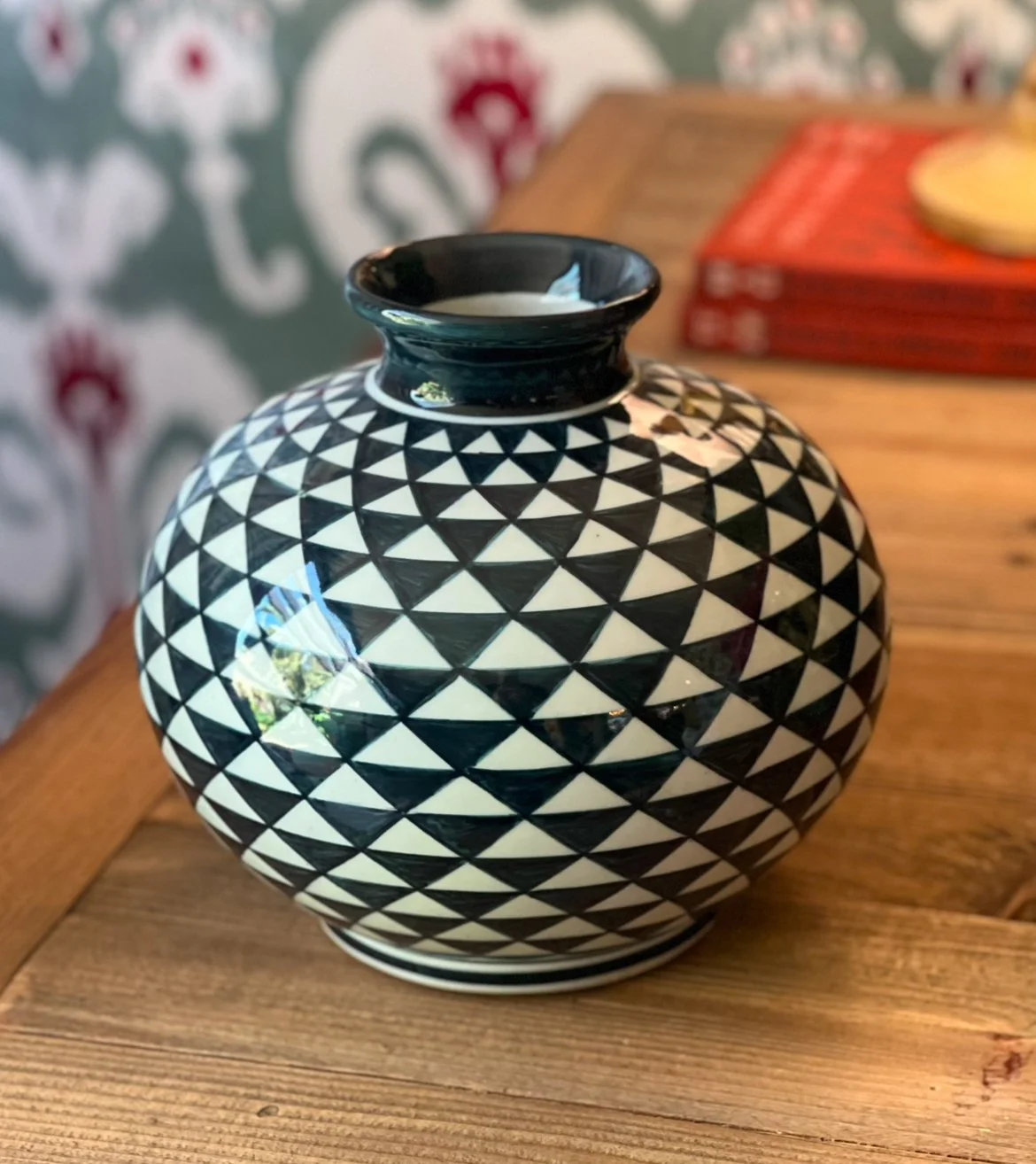 VASO DE CERAMICA BOJUDO TRIANGULOS VERDES - SANDRA FUGANTI | R$ 1.060,00
