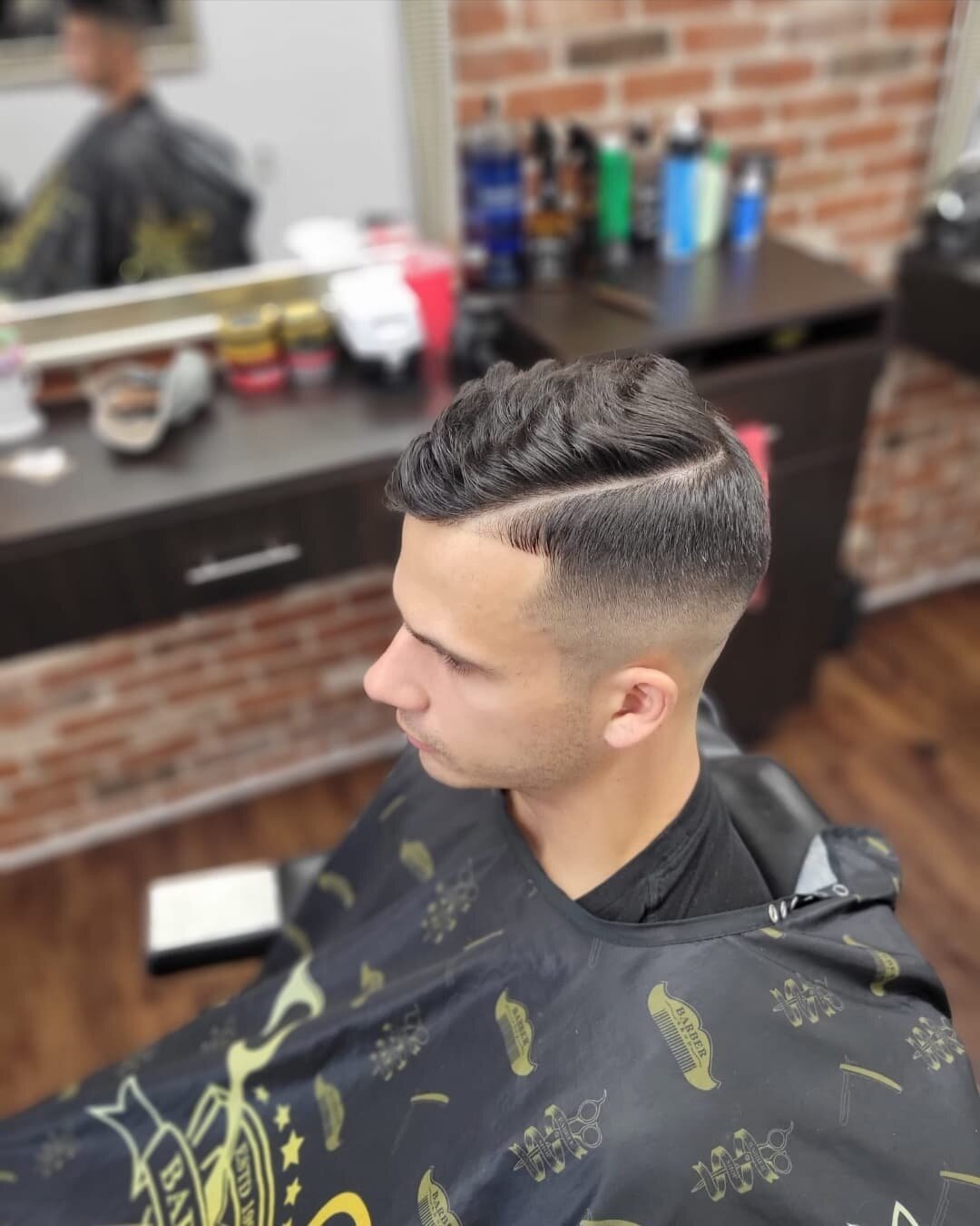 Medium skin fade with a hard part 💈✂️

#barbershop #haircut
#barber #barbershopconnect #barberlove #barberconnect #manhassetbarbers #manhasset&nbsp; #plandomeroad #manhassetmoms #11030