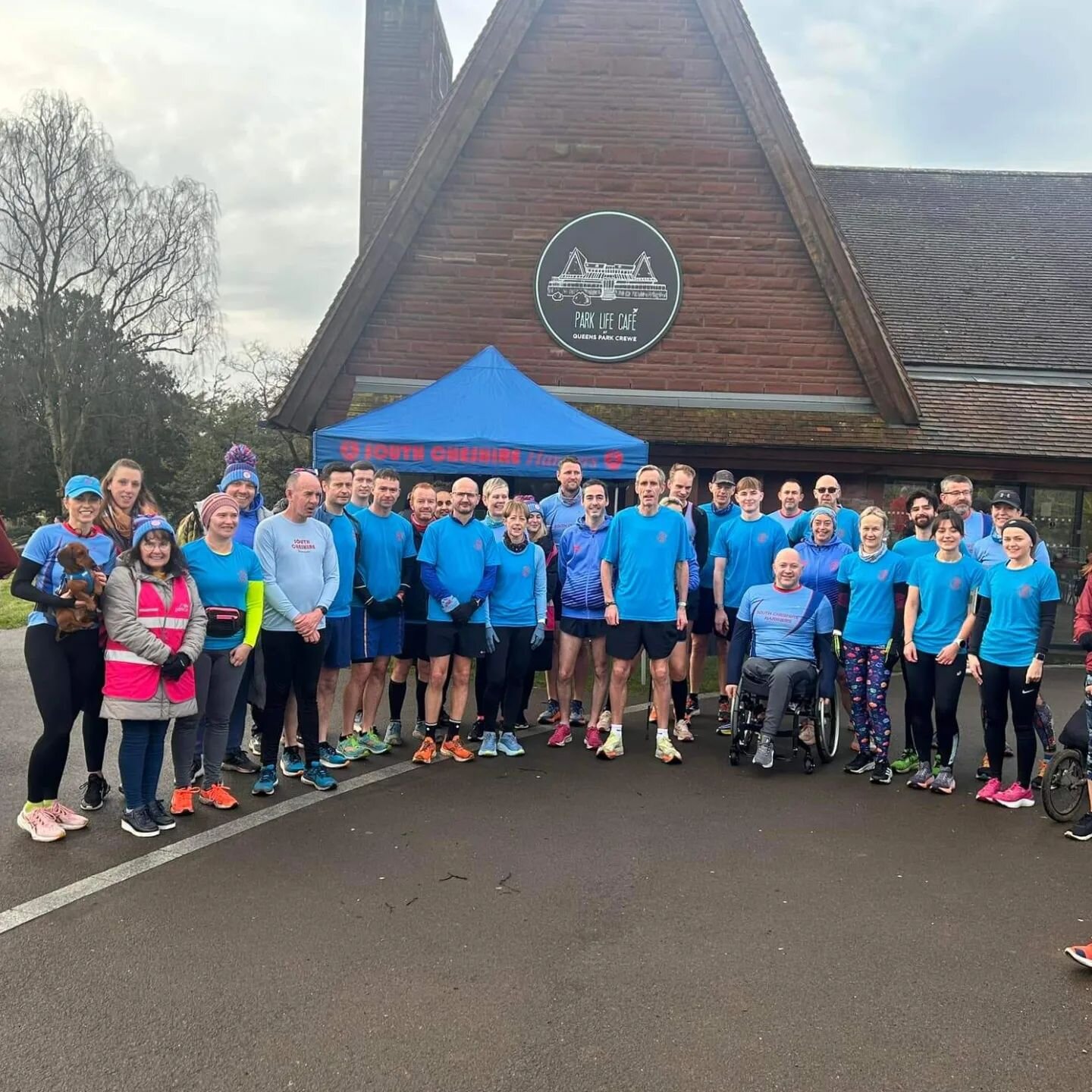 Crewe parkrun takeover group pic 💙🏃🏾&zwj;♀️ Thanks to everyone who ran/volunteered today! What a team 👏 

#southcheshireharriers #teamsch #creweparkrun #crewerunclub #runningclub #loveparkrun #parkruntakeover #parkrunuk #saturdayparkrun #parkrunn