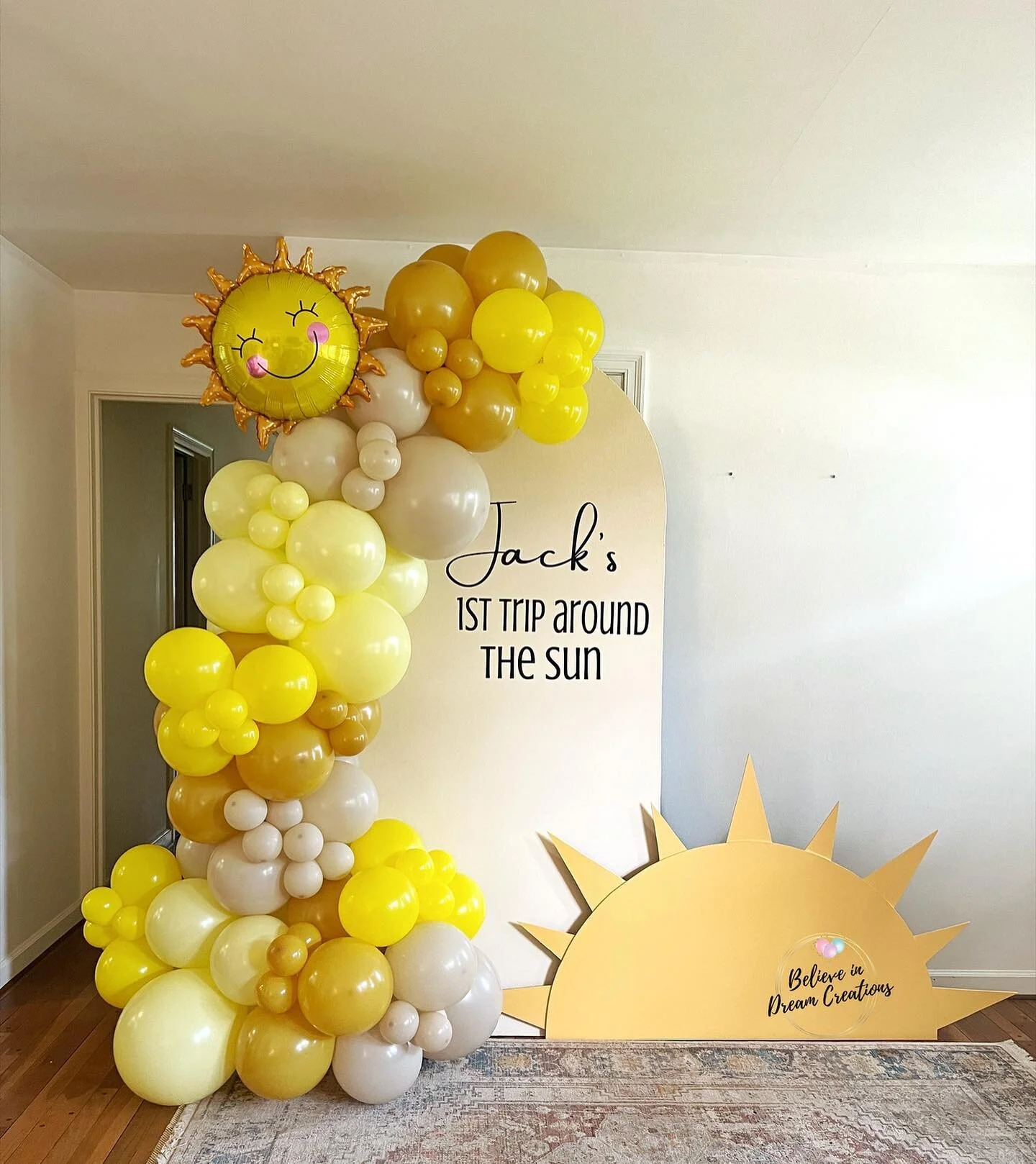 You are my sunshine! 🌞💛

#1stbirthdayparty #boybirthdaypartyideas #sunshinebirthday #shadesofyellow #ohiomom #balloongarland #daytonballoons #daytonoh #daytonohio #cincinnatioh #cincinnatiballoons #primera&ntilde;ito #mustardballoons #yellowparty #