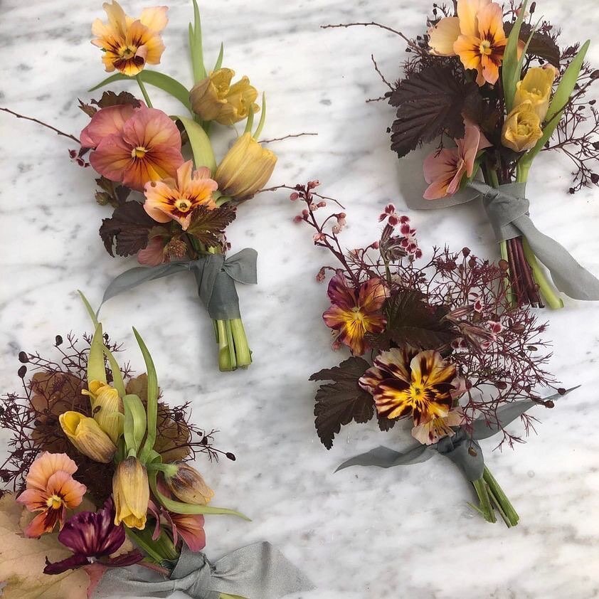 Featured florist Friday with @laurasfloras 
⠀⠀⠀⠀⠀⠀⠀⠀⠀
Laura is always drawn to what is local and seasonal to create her designs. As a painter, her work is always inspired by color, texture, line, and the elements of art and design. These boutonni&egr