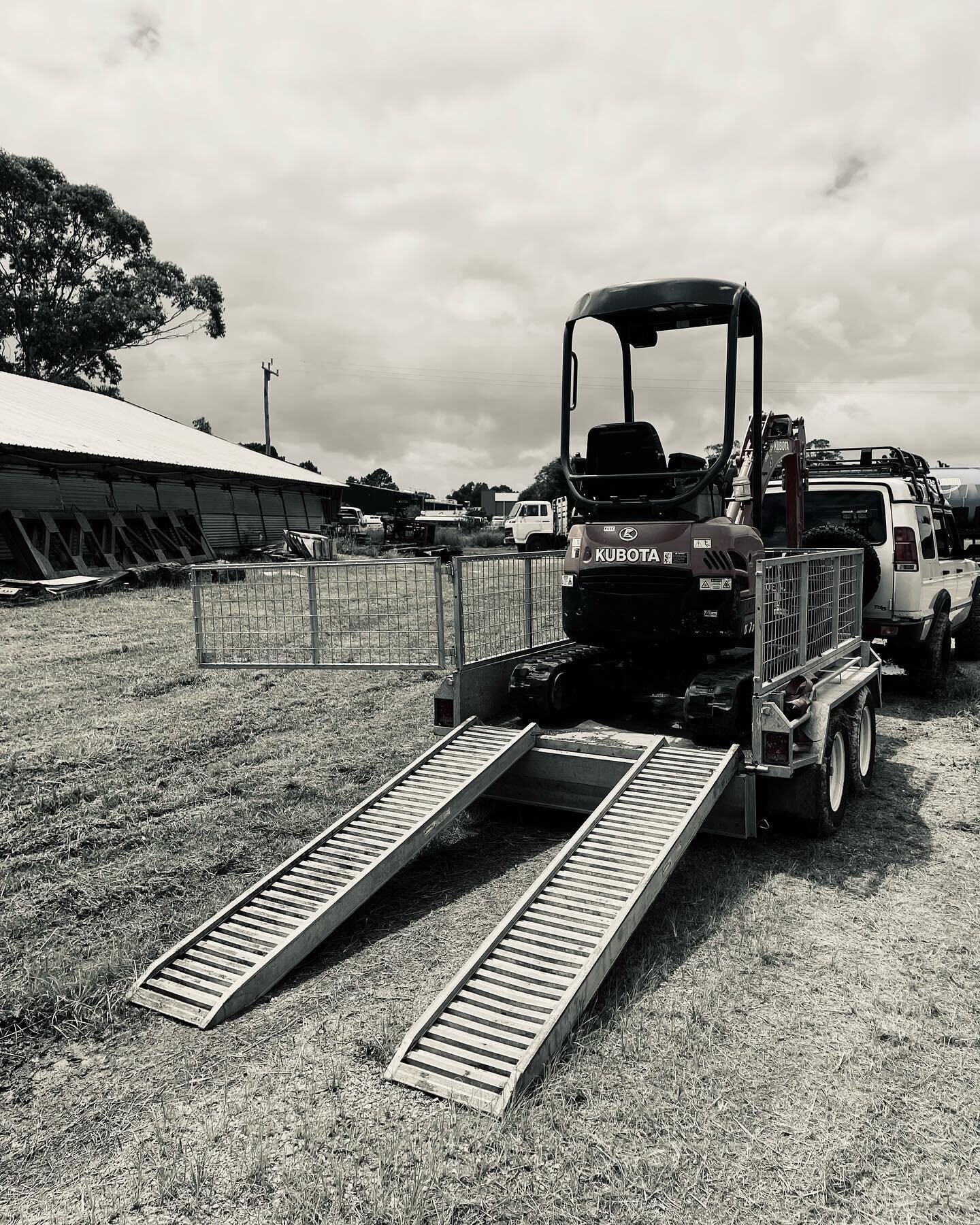 Weekend In Sight 〰️

Our #kubota U17-3 mini excavator is available to hire and is a flat rate of $300 per day (even weekends yew!) 

Based in Byron Bay Industrial Estate for easy pick up.

Perfect for construction sites, landscapers and DIYers get in