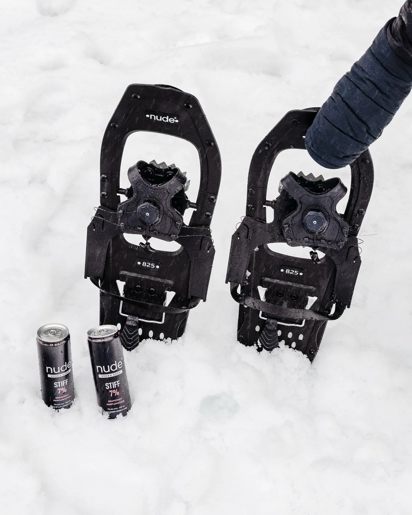 I like to practice gratitude&hellip;

And during this shoot, I was grateful that Hand Warmers exist! Otherwise I would have not been able to survive shooting in the snow 🥶❄️ 

Shot for @nudebeverages 

#beveragephotography #brandphotographer #produc