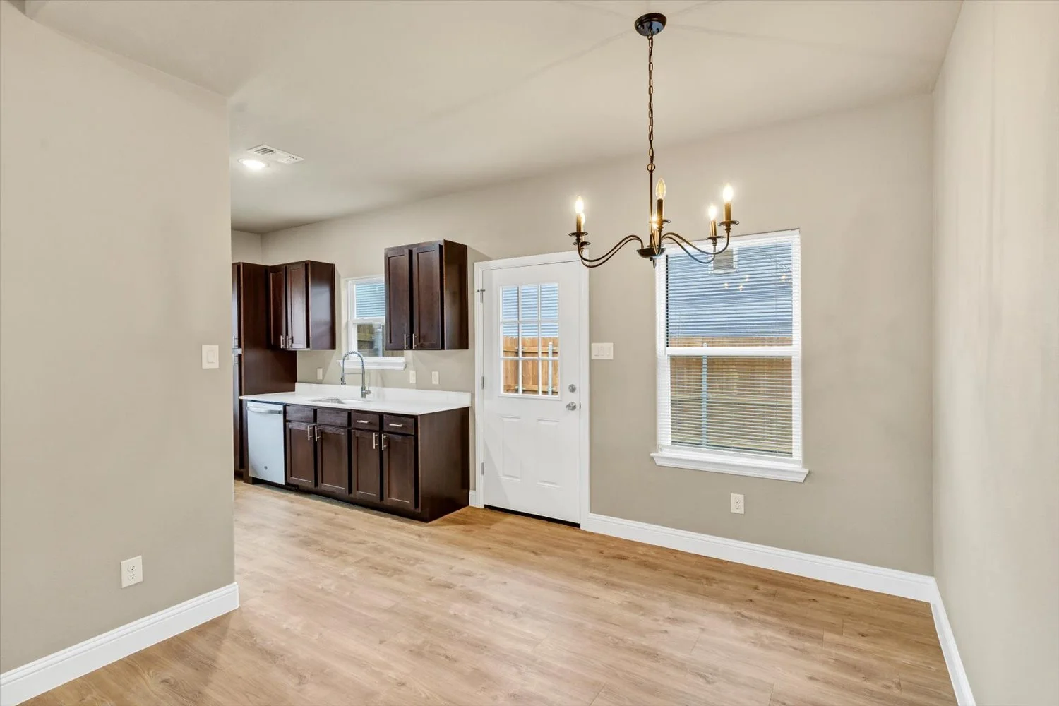 71-Modlux.Media.404 Lake View St_DSC02700.jpg