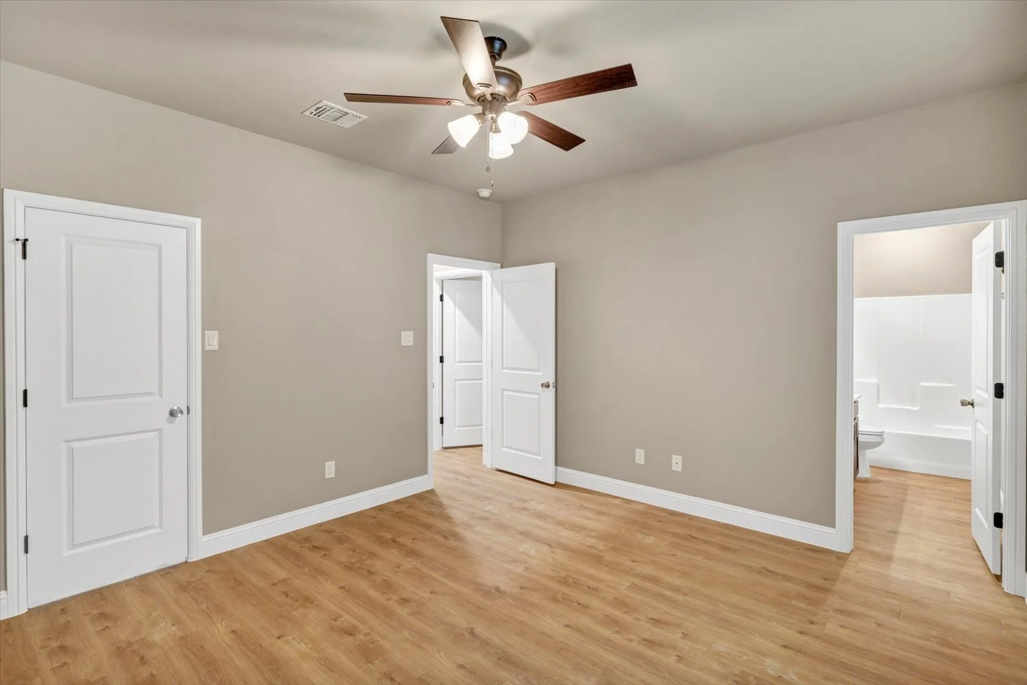 79-Modlux.Media.404 Lake View St_DSC02740.jpg