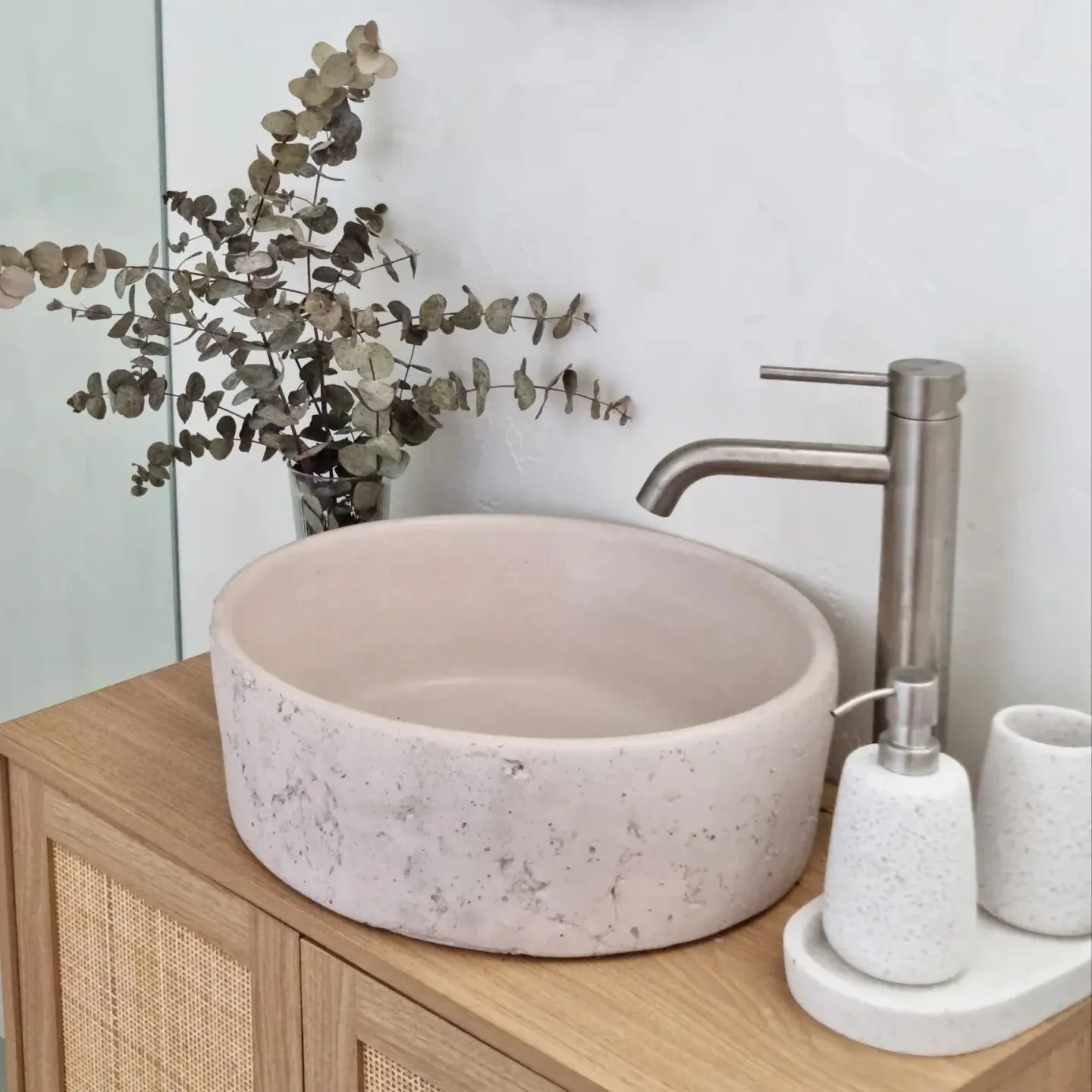 "A lovely place with great style" - Airbnb guest
Stylish, functional and comfortable. Everything you need to help you relax and unwind 👌 We got you! 
#airbnbgoldcoast #airbnbaustralia #airbnb #destinationgoldcoast #driedflowers #design #