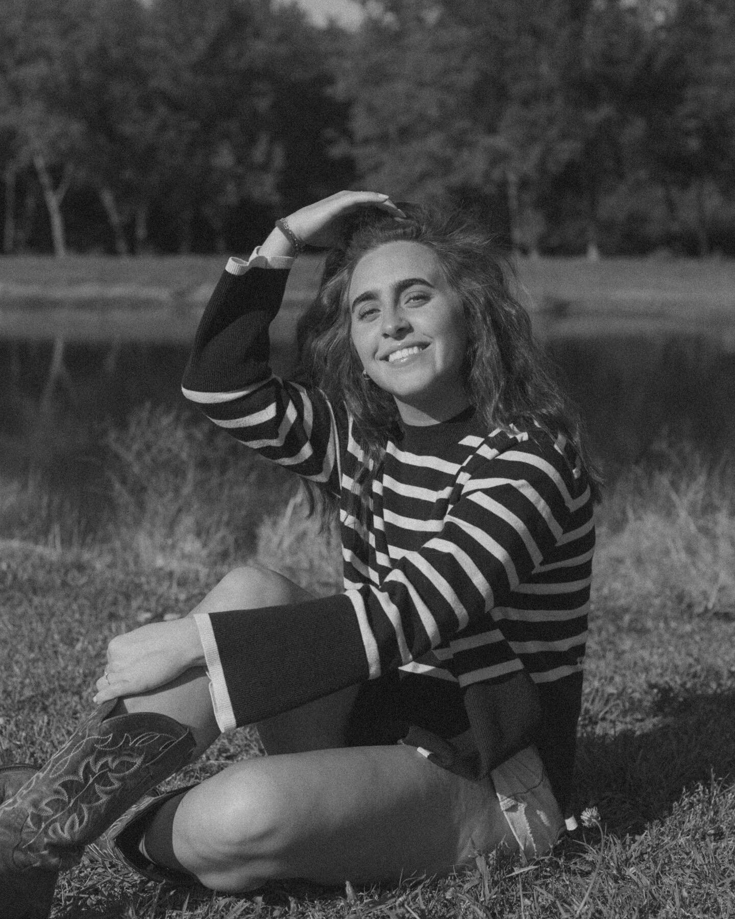 This cowgirl turned 22 today!! Happy birthday @reaganreese__ 🎈🌿🌞