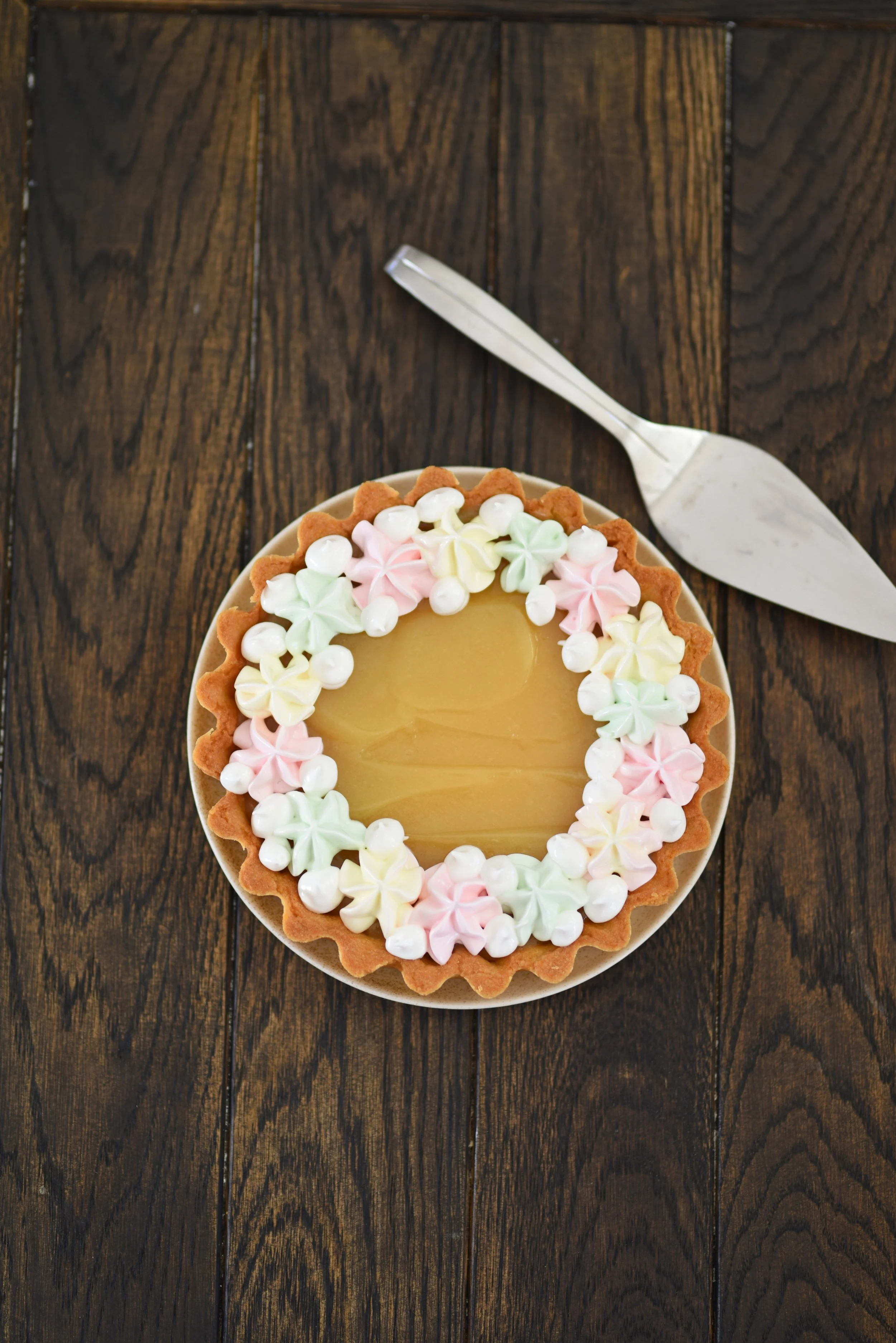 Citronmarängpaj med hemgjord lemon curd &amp; färgglada marängtopp