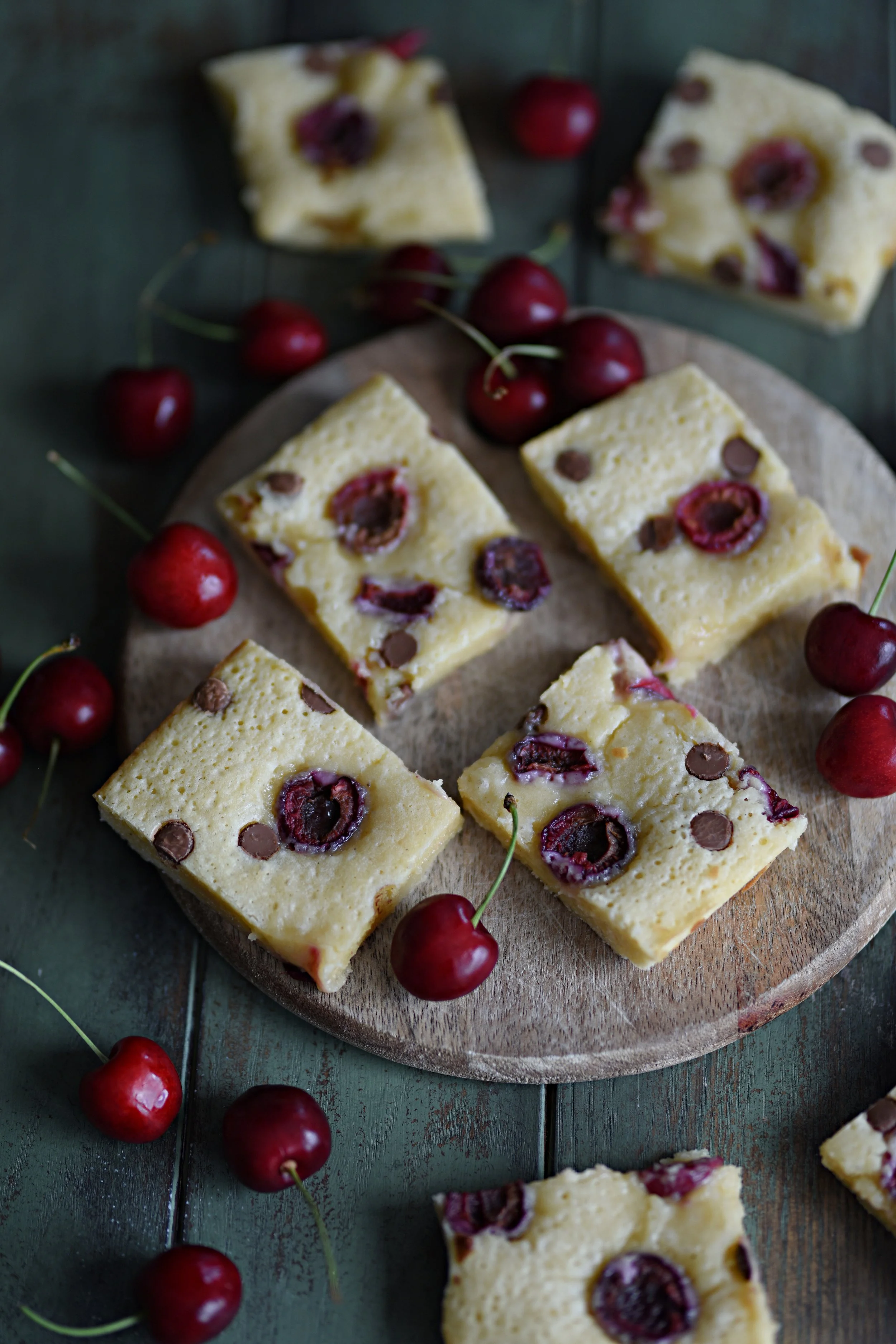 Kladdig blondie med körsbär